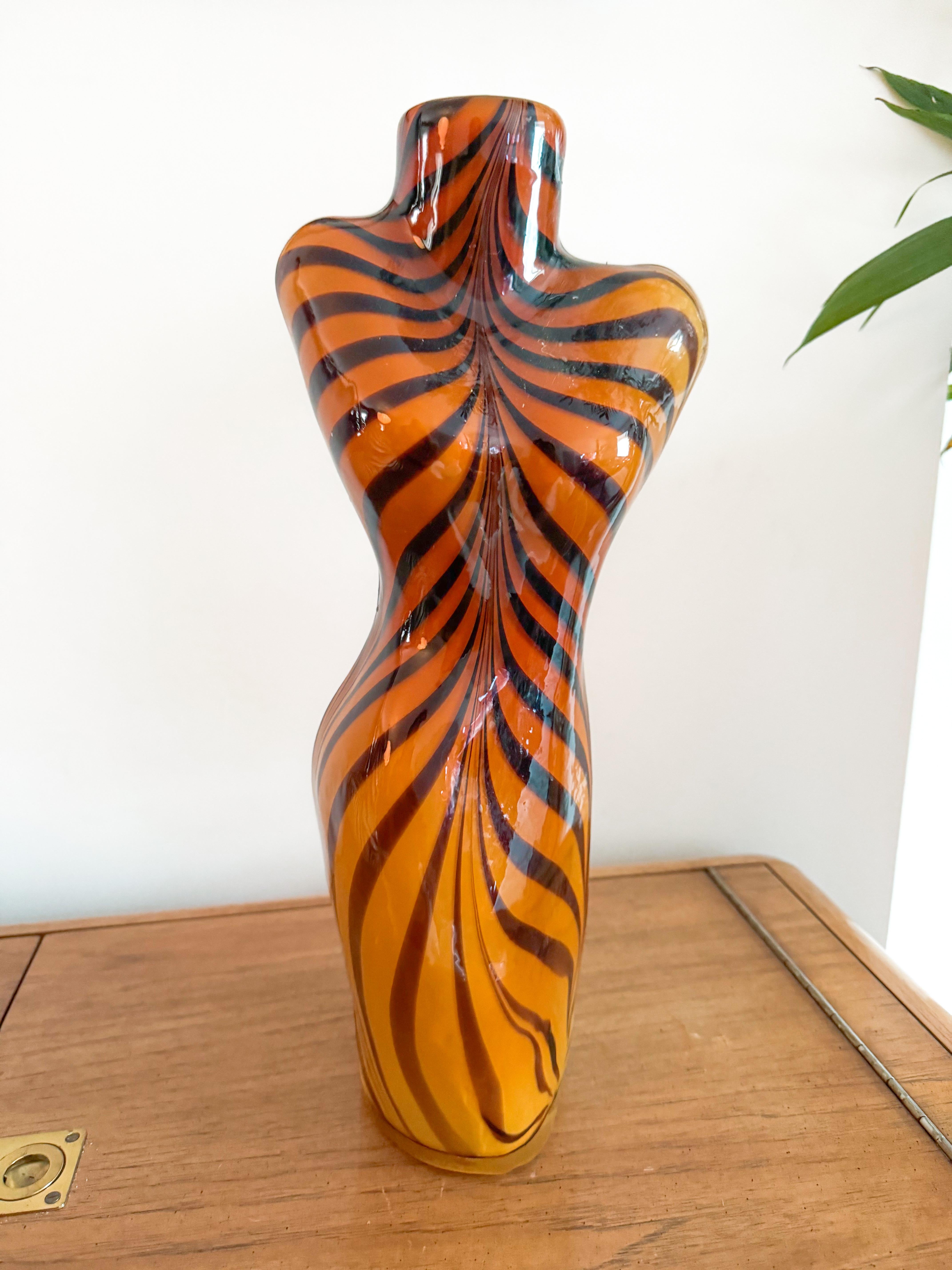 italien Vase en ambre à rayures tigrées, corps de femme torse, soufflé à la main, Murano, Italie, années 1980 en vente