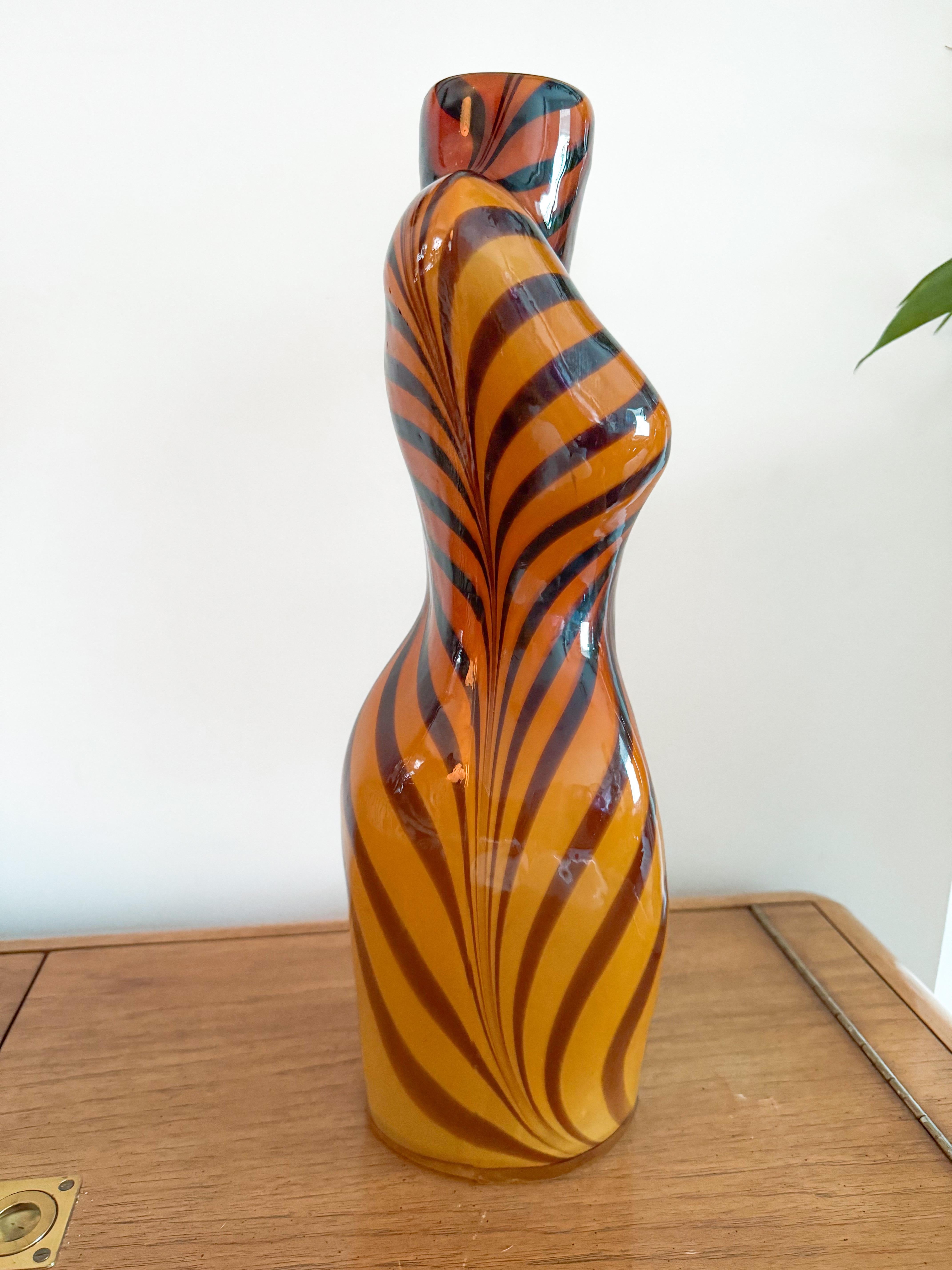Fait main Vase en ambre à rayures tigrées, corps de femme torse, soufflé à la main, Murano, Italie, années 1980 en vente