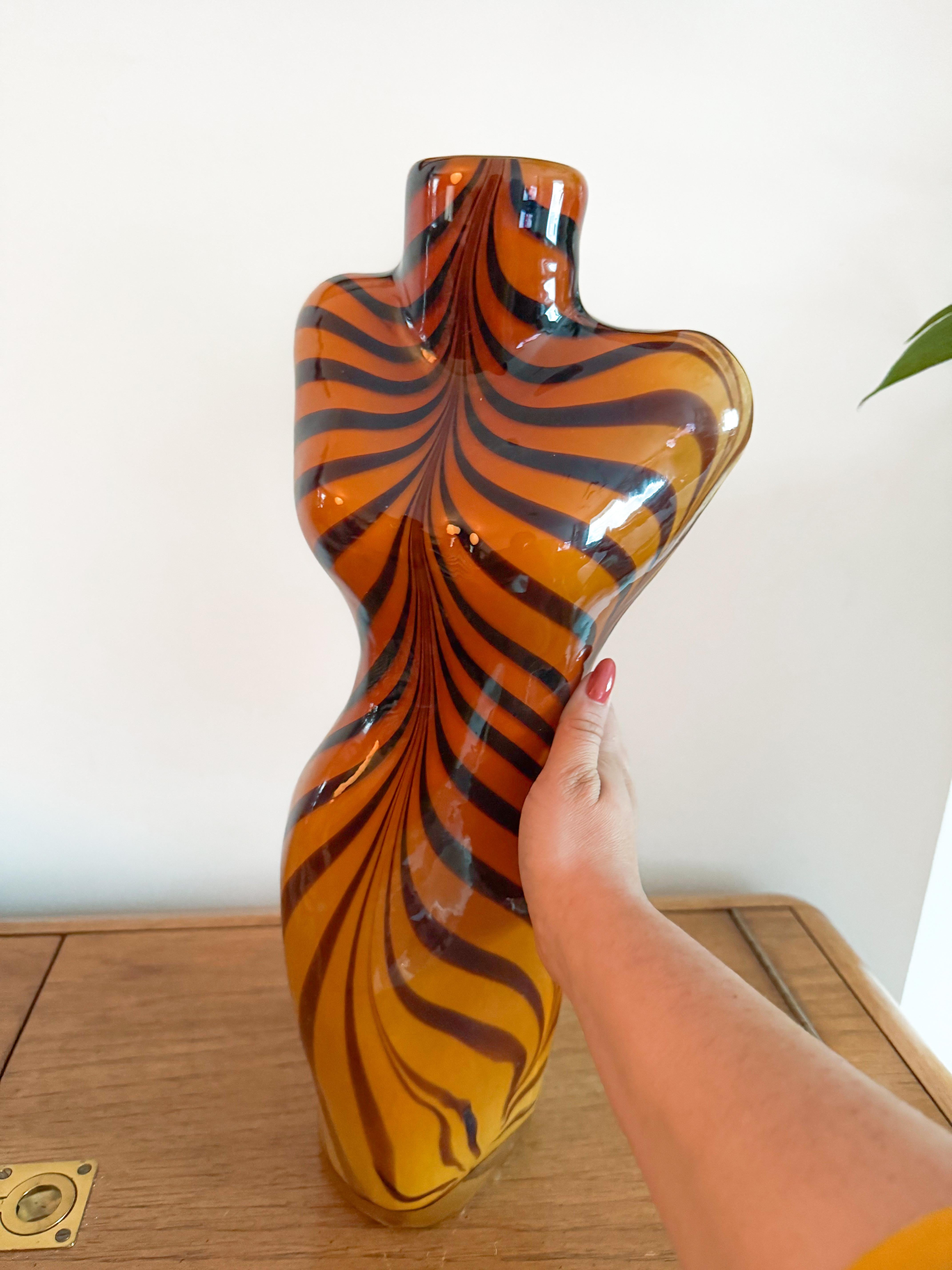 Vase en ambre à rayures tigrées, corps de femme torse, soufflé à la main, Murano, Italie, années 1980 Bon état - En vente à Toronto, CA