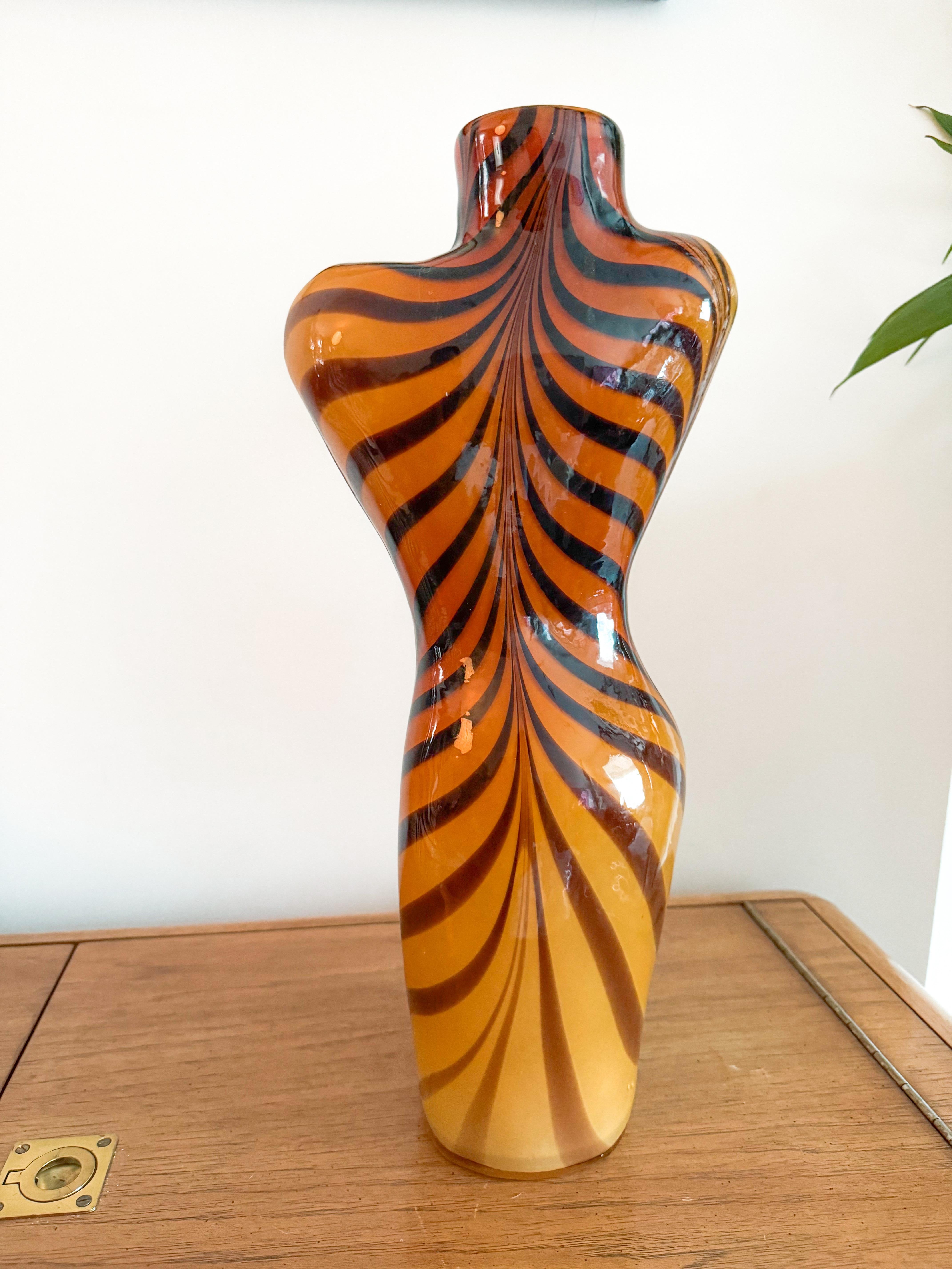 Verre de Murano Vase en ambre à rayures tigrées, corps de femme torse, soufflé à la main, Murano, Italie, années 1980 en vente
