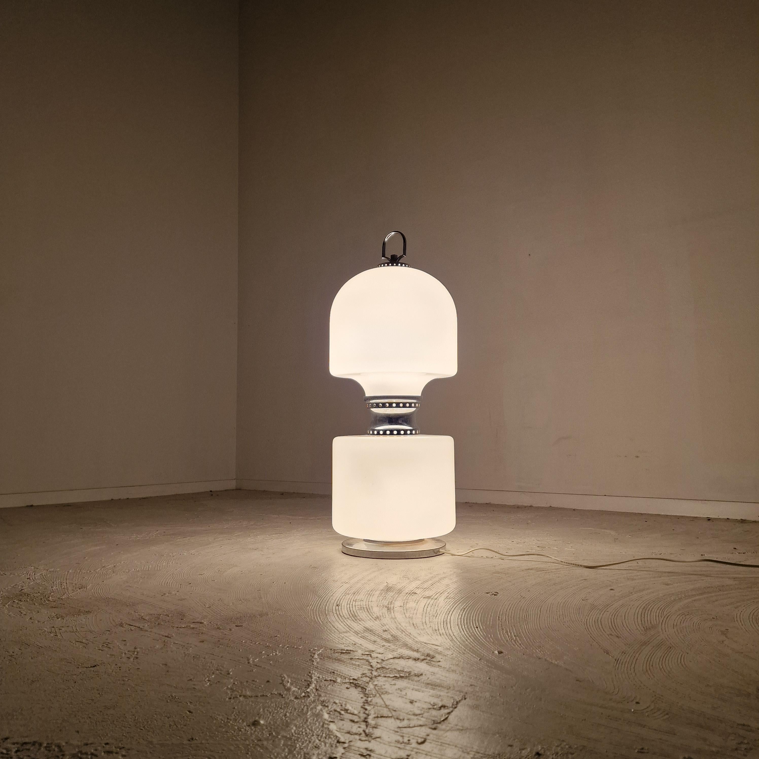 Magnifique lampadaire italien moderne à postmoderne Carlo Nason avec verre soufflé blanc de Murano et chrome, années 1970.

Très bon état, tout en gardant à l'esprit qu'il s'agit d'un produit vintage et non neuf, qui présente donc des signes