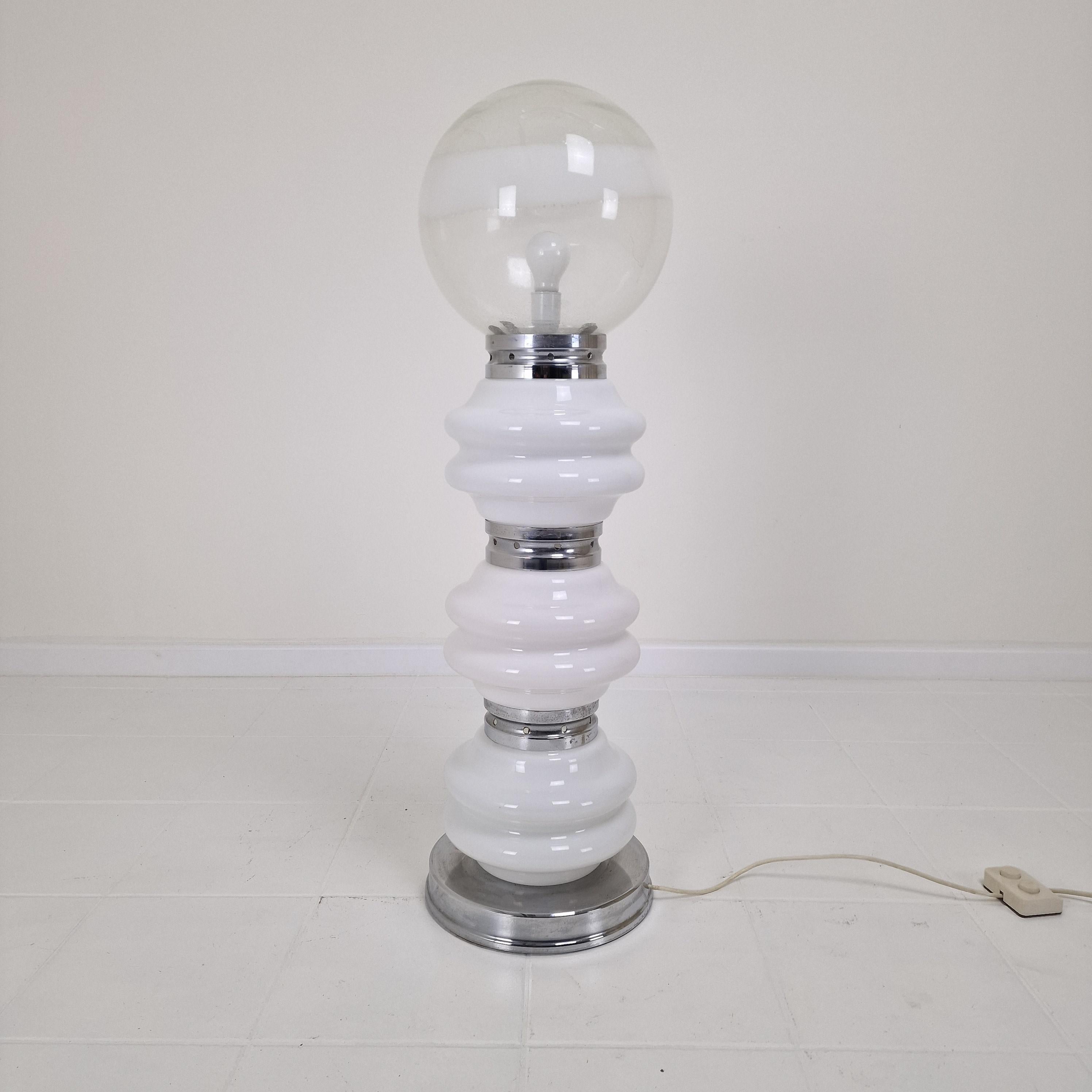Preciosa lámpara de pie Carlo Nason para Mazzega, Italia, años 70.
Es de cristal soplado de Murano en blanco y transparente.
Cuando está encendida se ilumina en 3 colores, morado, rojo y amarillo.

Buen estado, teniendo en cuenta que es antiguo y no