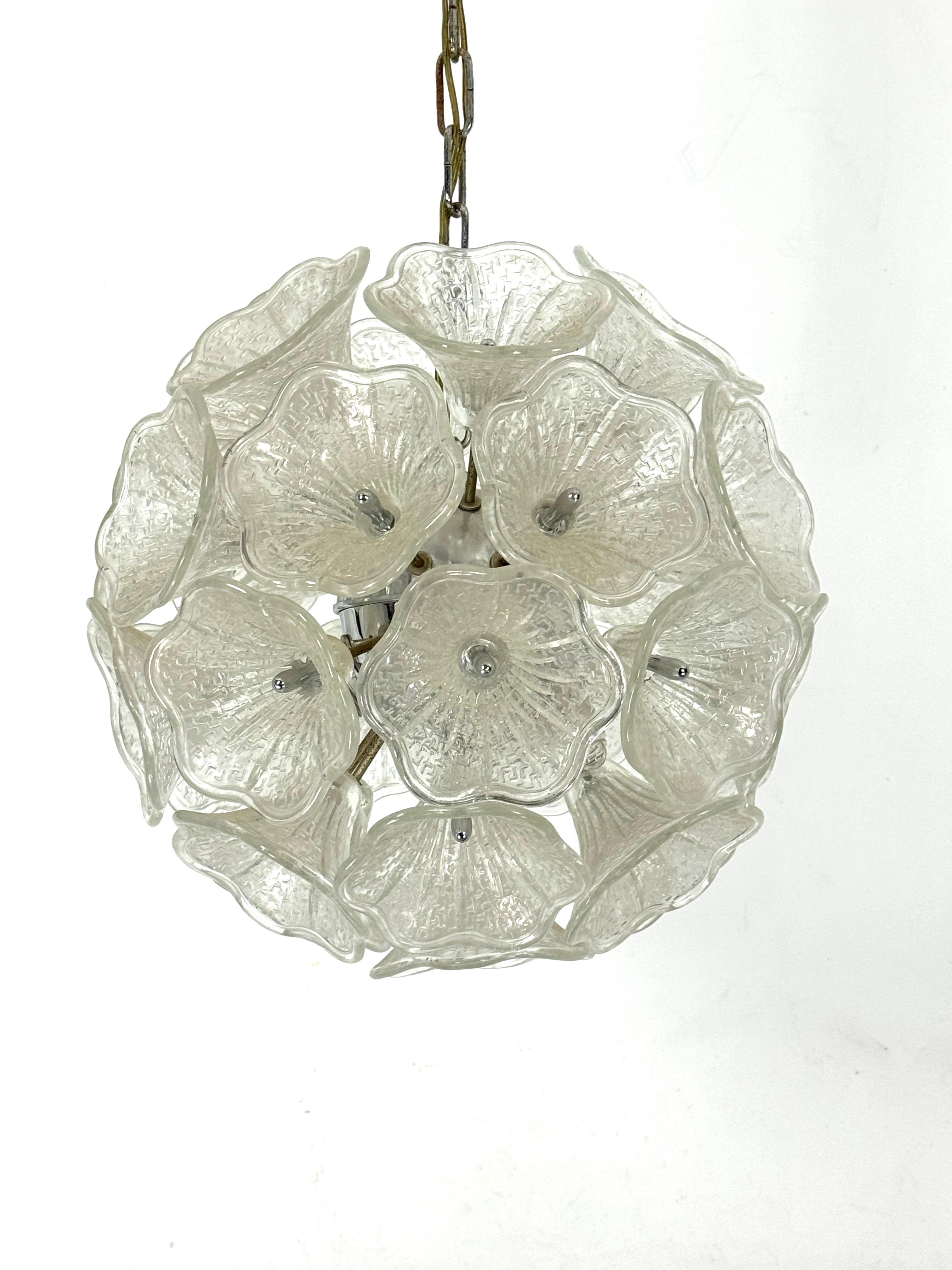 Very good vintage condition with normal trace of age and use for this Murano glass element chandelier in the manner of Venini. No chips or cracks. Produced in Italy during the 70s. Full working with EU standard, adaptable on demand for USA standard.
