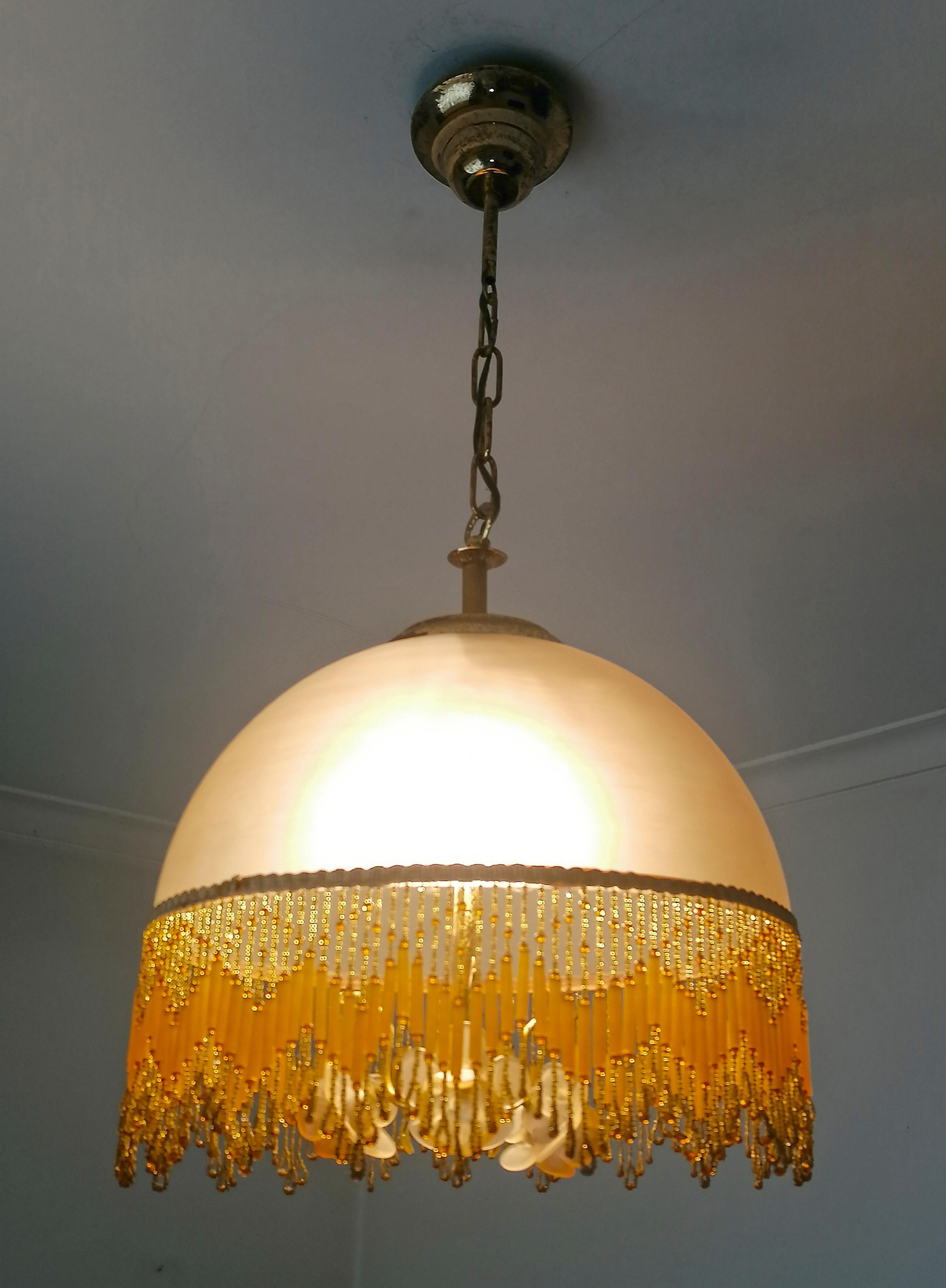 Laiton Lustre Art déco italien de Murano doré avec fleurs en verre ambré et frange perlée en vente