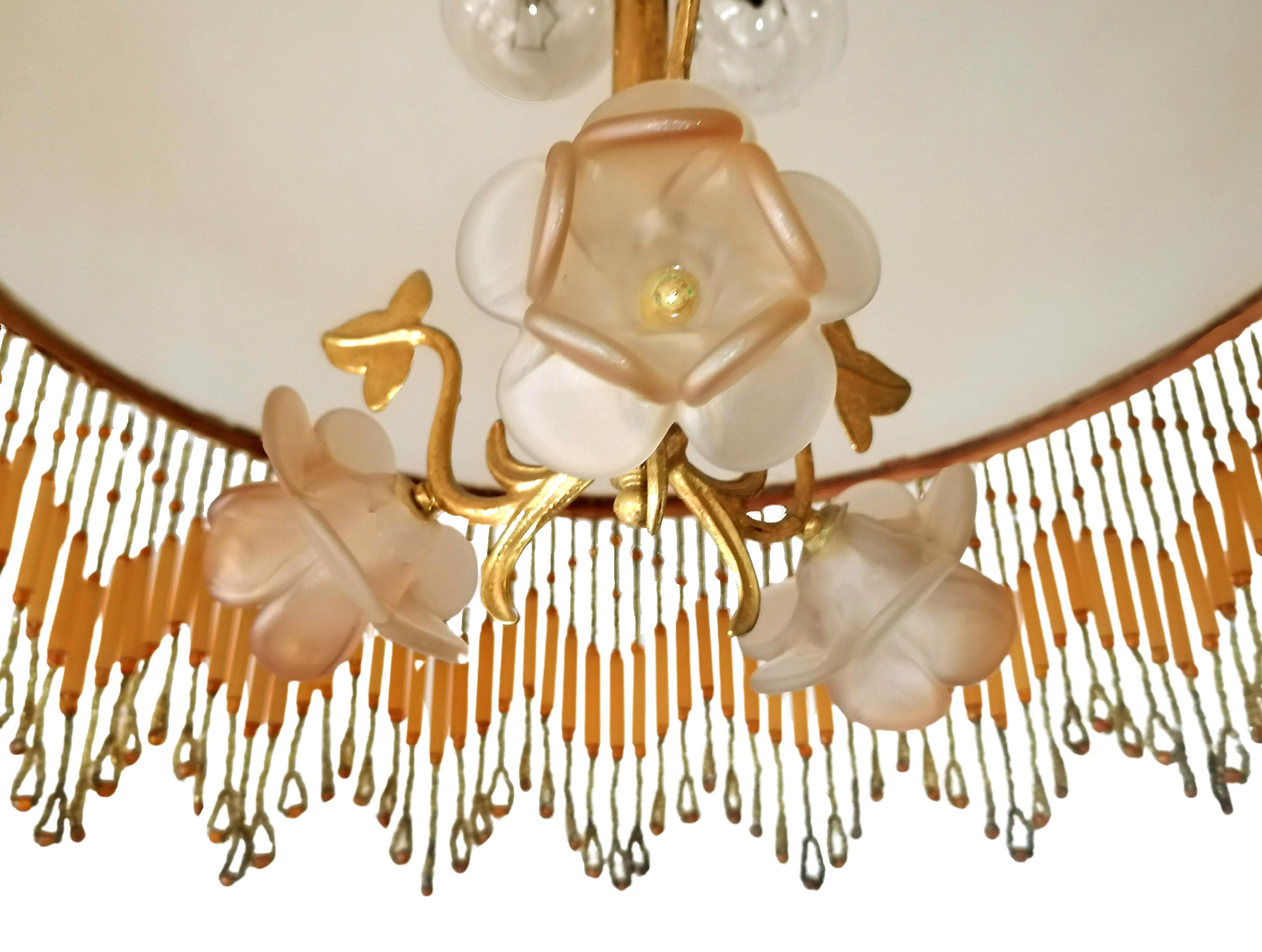 Art nouveau Lustre Art déco italien de Murano doré avec fleurs en verre ambré et frange perlée en vente