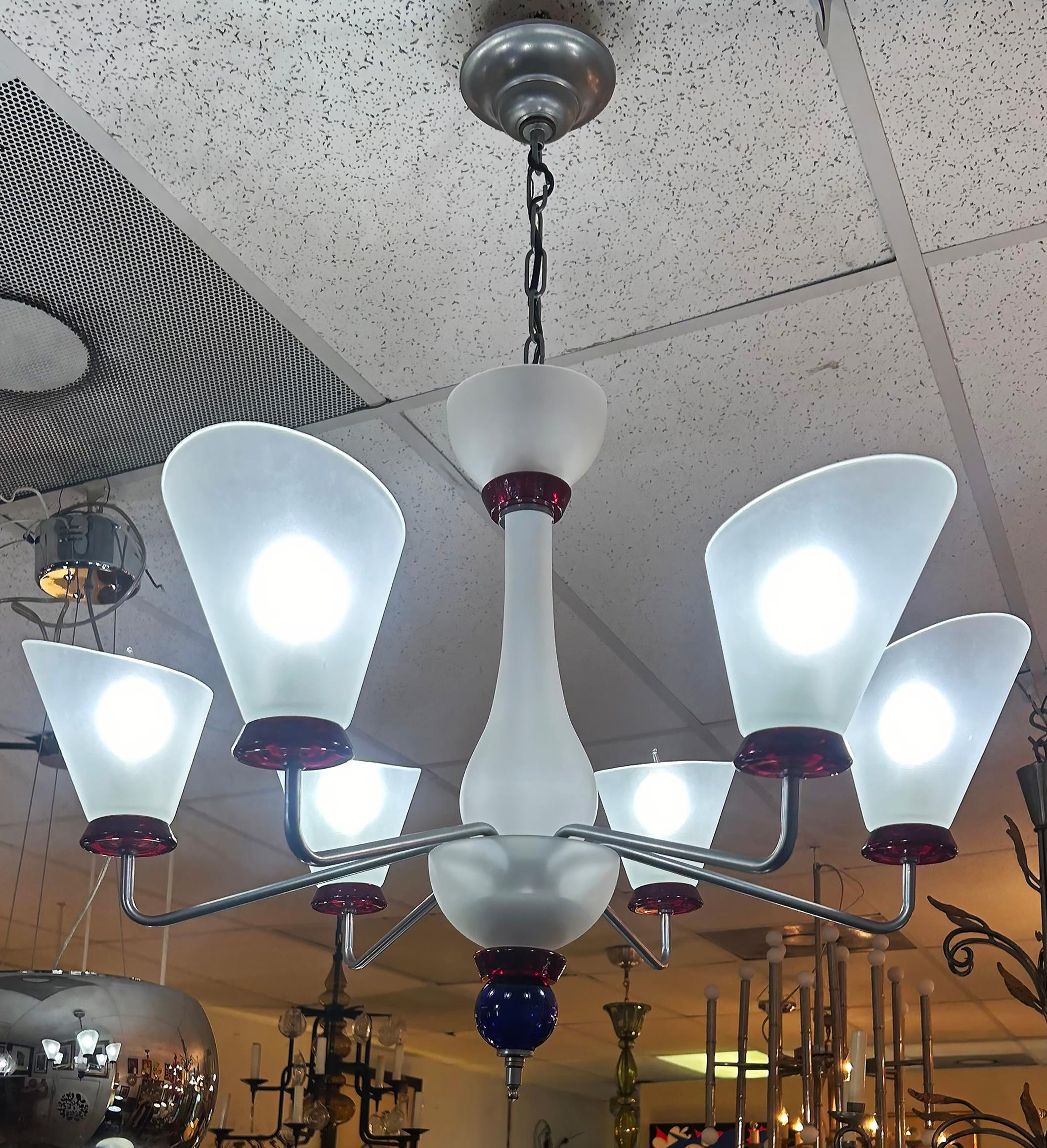Lampadario a 6 bracci in vetro di Murano, paralumi a cono obliqui

In vendita un lampadario italiano in vetro di Murano e metallo a sei bracci con paralumi in vetro smerigliato a forma obliqua.  Il lampadario è cablato e ha 7