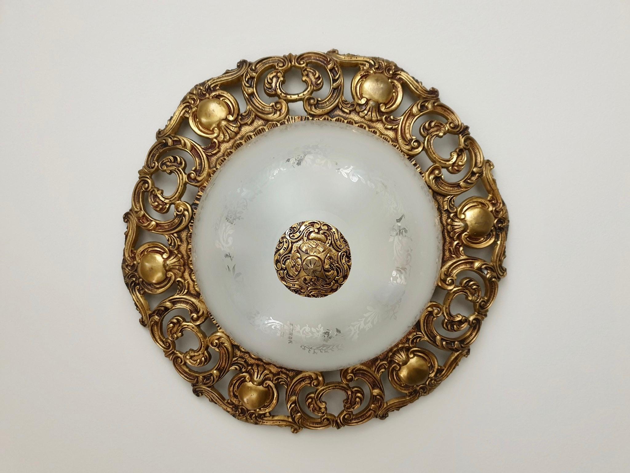 Italienische Einbauleuchte aus Murano-Glas und Messing.
Maße: Durchmesser 50 cm.
Höhe 23 cm.