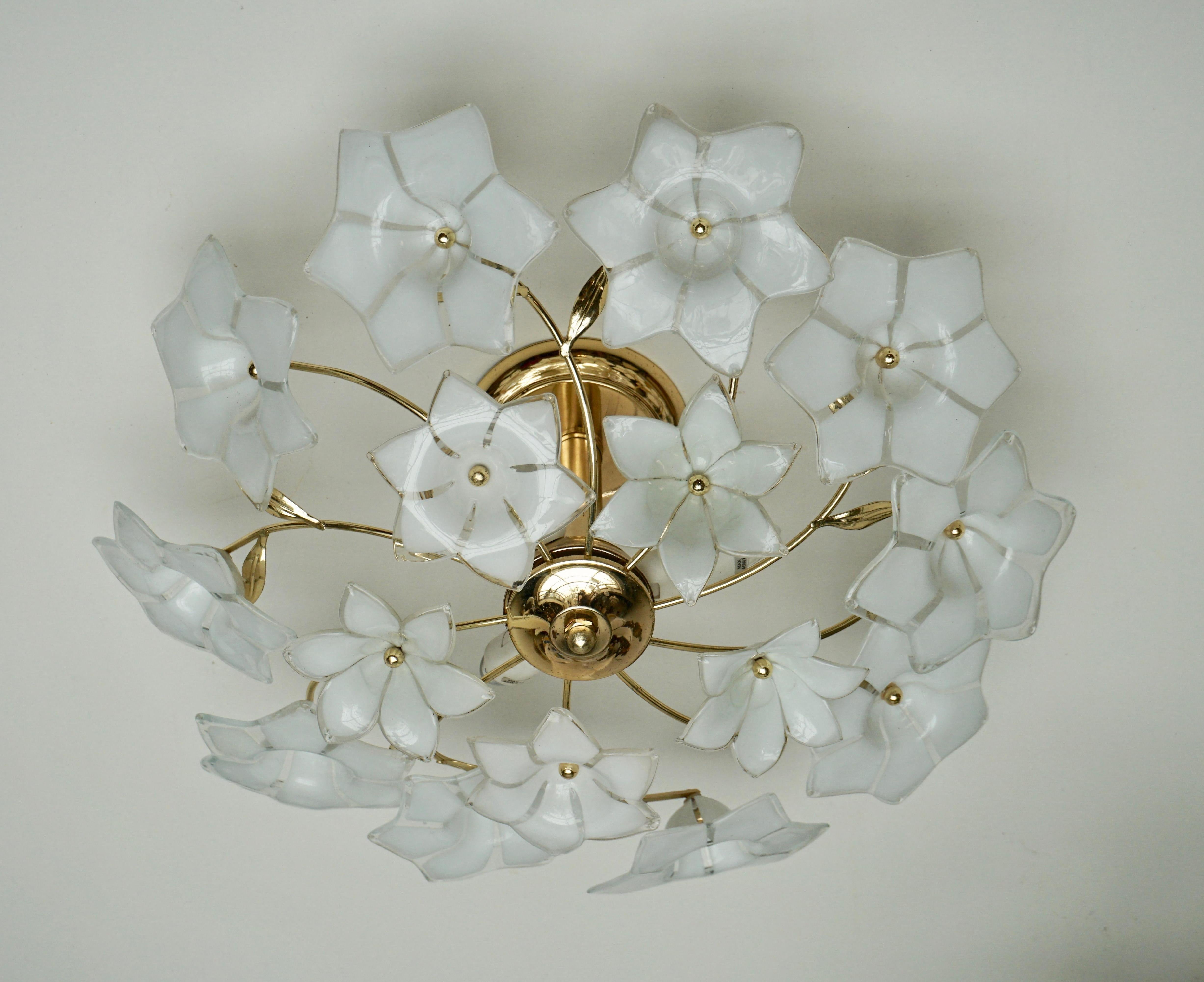 Italienische Murano-Glas und Messing Blume flush mount oder Wandleuchte.
Maße: Durchmesser 48 cm.
Höhe 20 cm.
Drei E14-Glühbirnen.