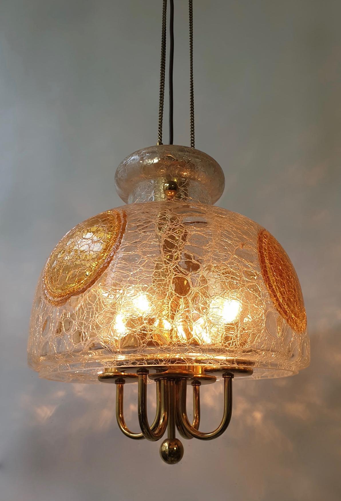 Murano glass and brass pendant light.
Diameter 34 cm.
Height fixture 40 cm.
Total height included with the chain 120 cm.
Four E27 bulbs.