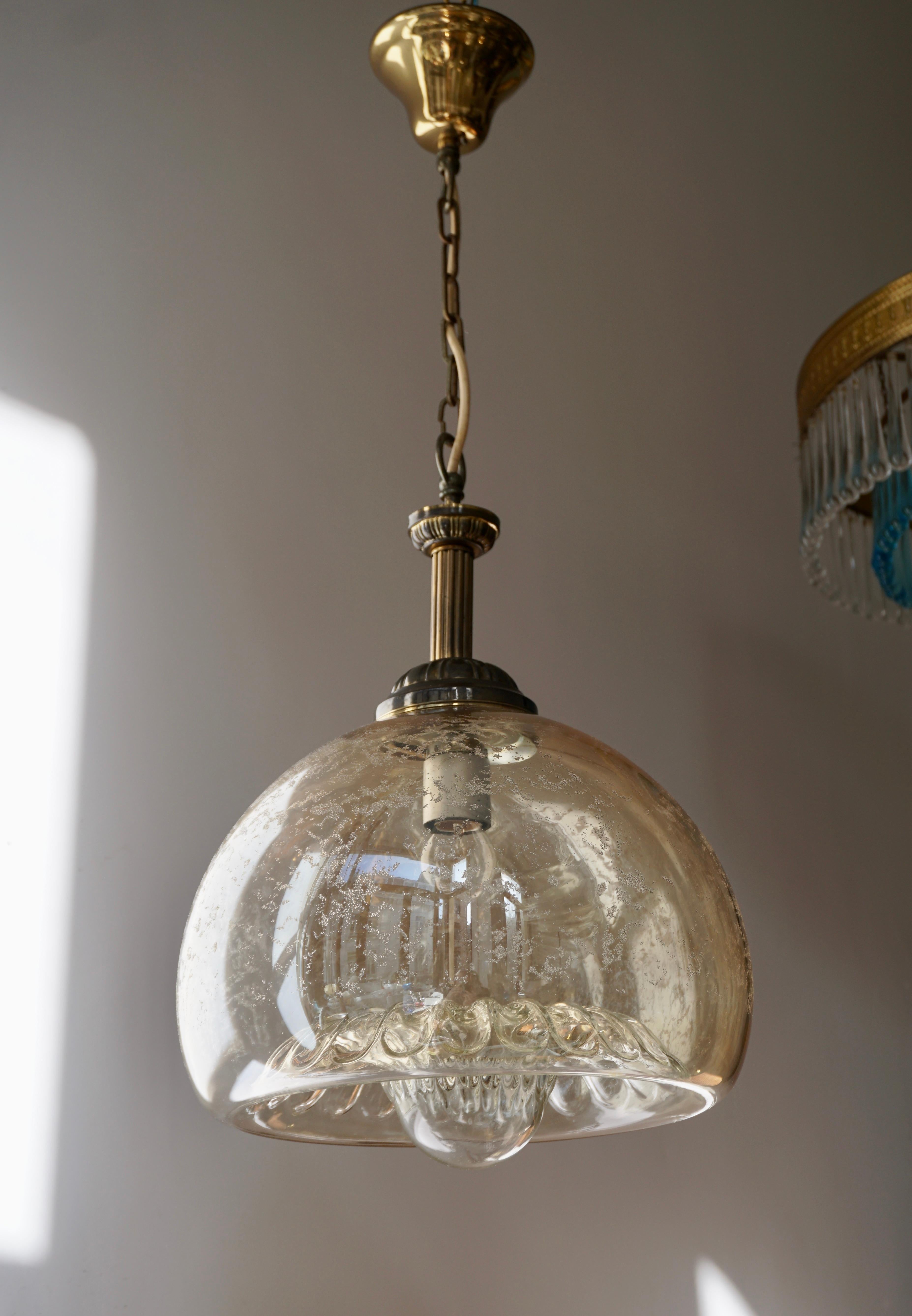 Italian Murano glass ceiling light.

Measures: Diameter 30cm.
Height fixture 44 cm.
Total height including the chain and canopy 74 cm.