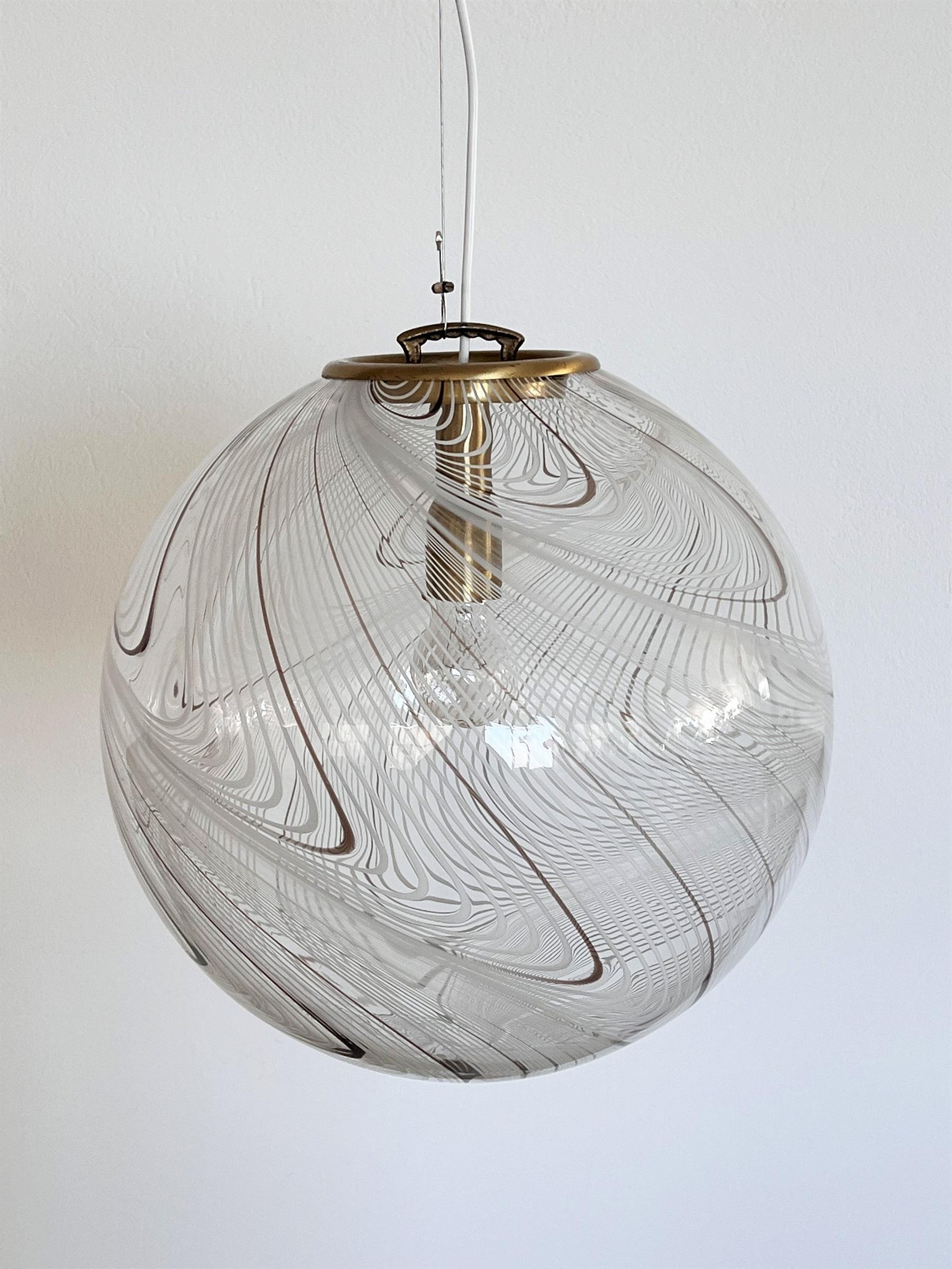 Lampada a sospensione in vetro di Murano e ottone nello stile di Lino Tagliapietra, 1970

Bellissima lampada a sospensione a forma di globo in vetro con linee più piccole e più grandi, disegnate nello stile di Lino Tagliapietra negli anni