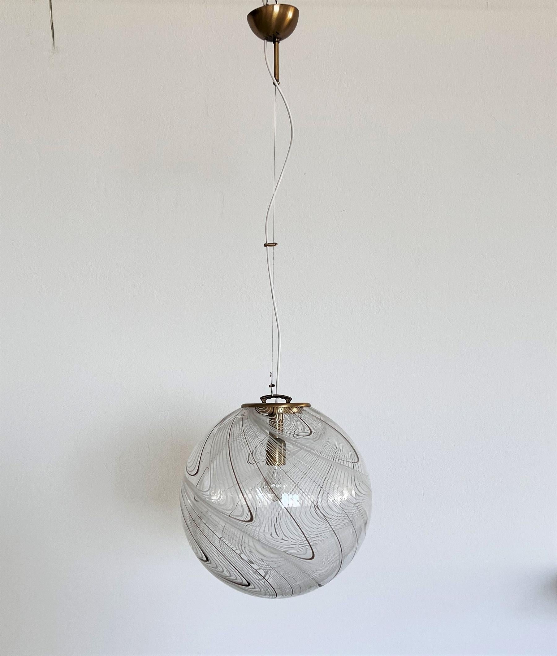 Mid-Century moderno Lampada a sospensione in vetro di Murano e ottone nello stile di Lino Tagliapietra, 1970 in vendita