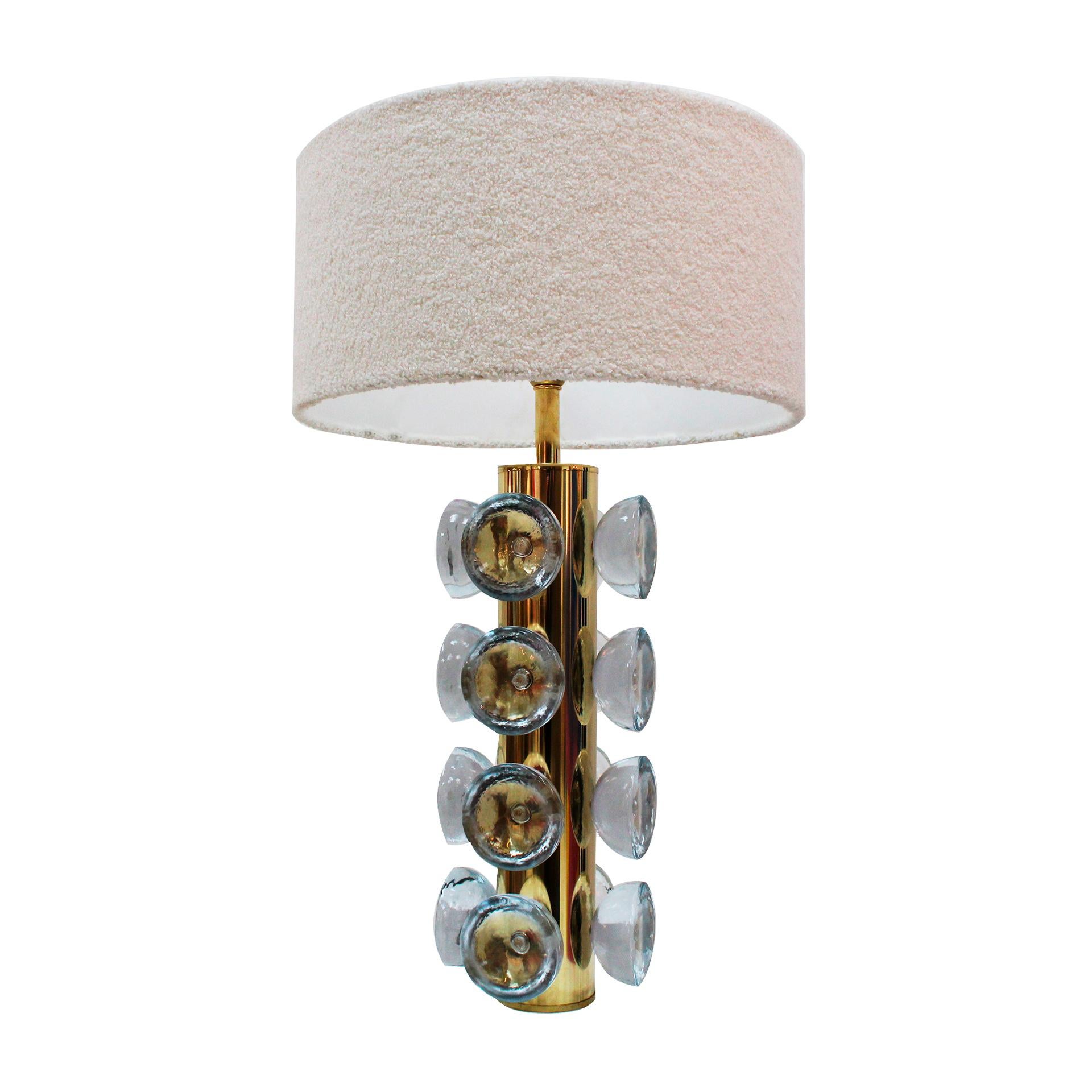 Lámparas de sobremesa fabricadas con una estructura cilíndrica de latón, recubierta de piezas de cristal macizo de Murano.

Medidas: An 20 x Pr 20 x Al 69 cm. (sin pantalla)

Medidas: Diámetro 50 x A 83,5 cm. (con pantalla)

Cada artículo que ofrece