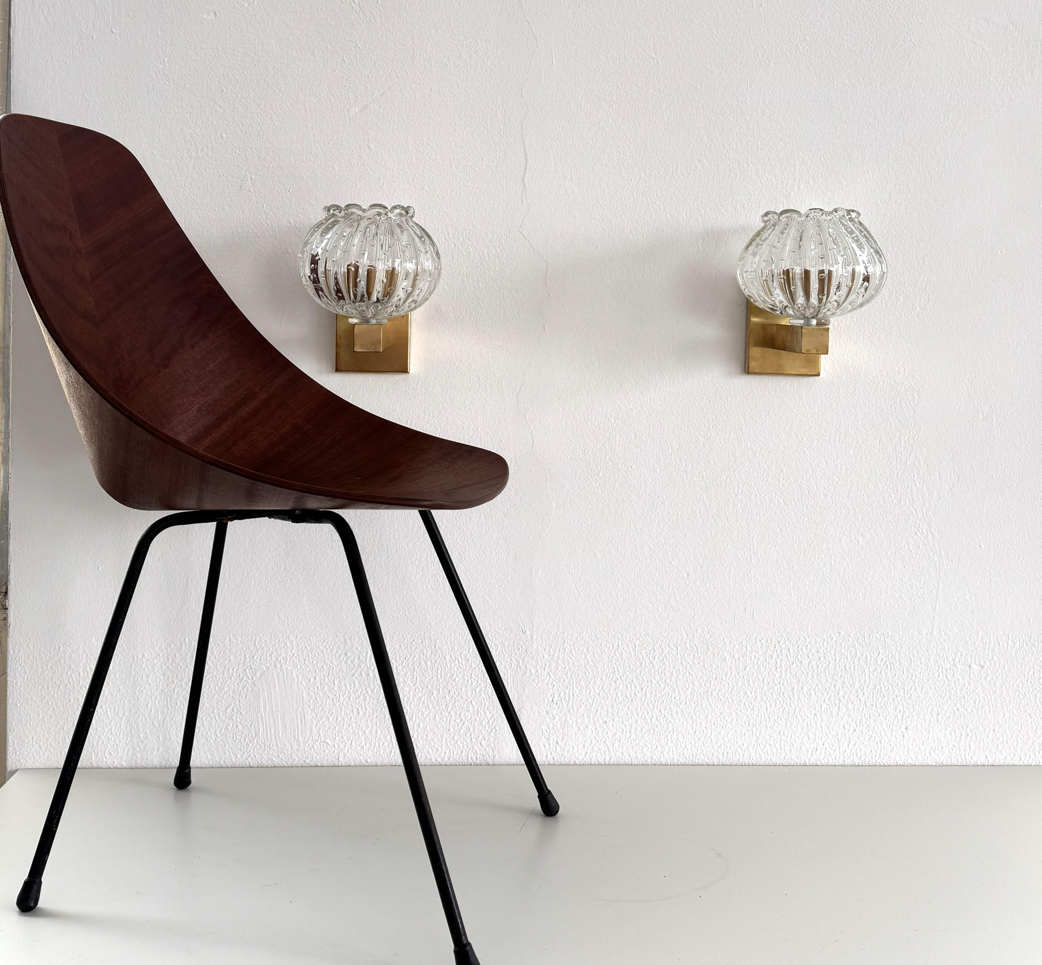 Applique italiane in vetro di Murano e ottone in stile Art Déco, anni '90

Bellissimo set di due splendide lampade da parete realizzate con robusti vetri di Murano trasparenti e spessi, con piccole bolle d'aria all'interno dei vetri e una robusta