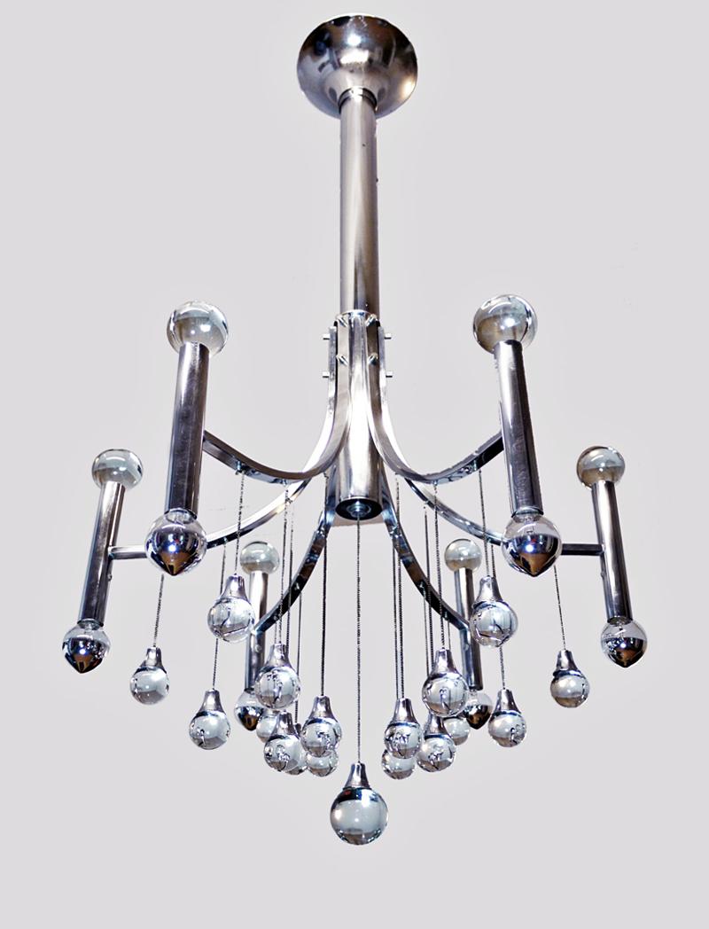 Elegant Italian Murano glass and chromed brass chandelier by Sciolari. Hanging glass resembles teardrops. Chandelier illuminates beautifully and offers a lot of light. Gem from the time. With this light you make a clear statement in your interior