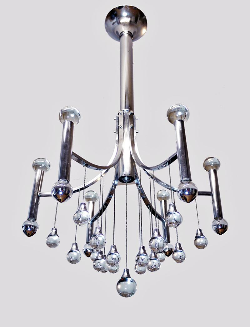 Eleganter italienischer Kronleuchter aus Murano-Glas und verchromtem Messing von Sciolari. Das hängende Glas ähnelt Tränen. Der Kronleuchter leuchtet wunderschön und spendet sehr viel Licht. Schmuckstück aus der Zeit. Mit dieser Leuchte setzen Sie