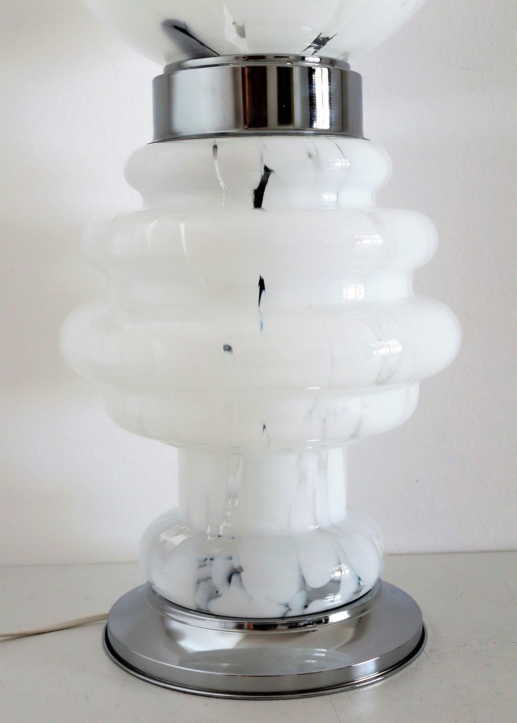 Italienischer Pop-Art-Tisch oder Stehlampe aus Muranoglas und Chrom, 1970er Jahre (Ende des 20. Jahrhunderts) im Angebot