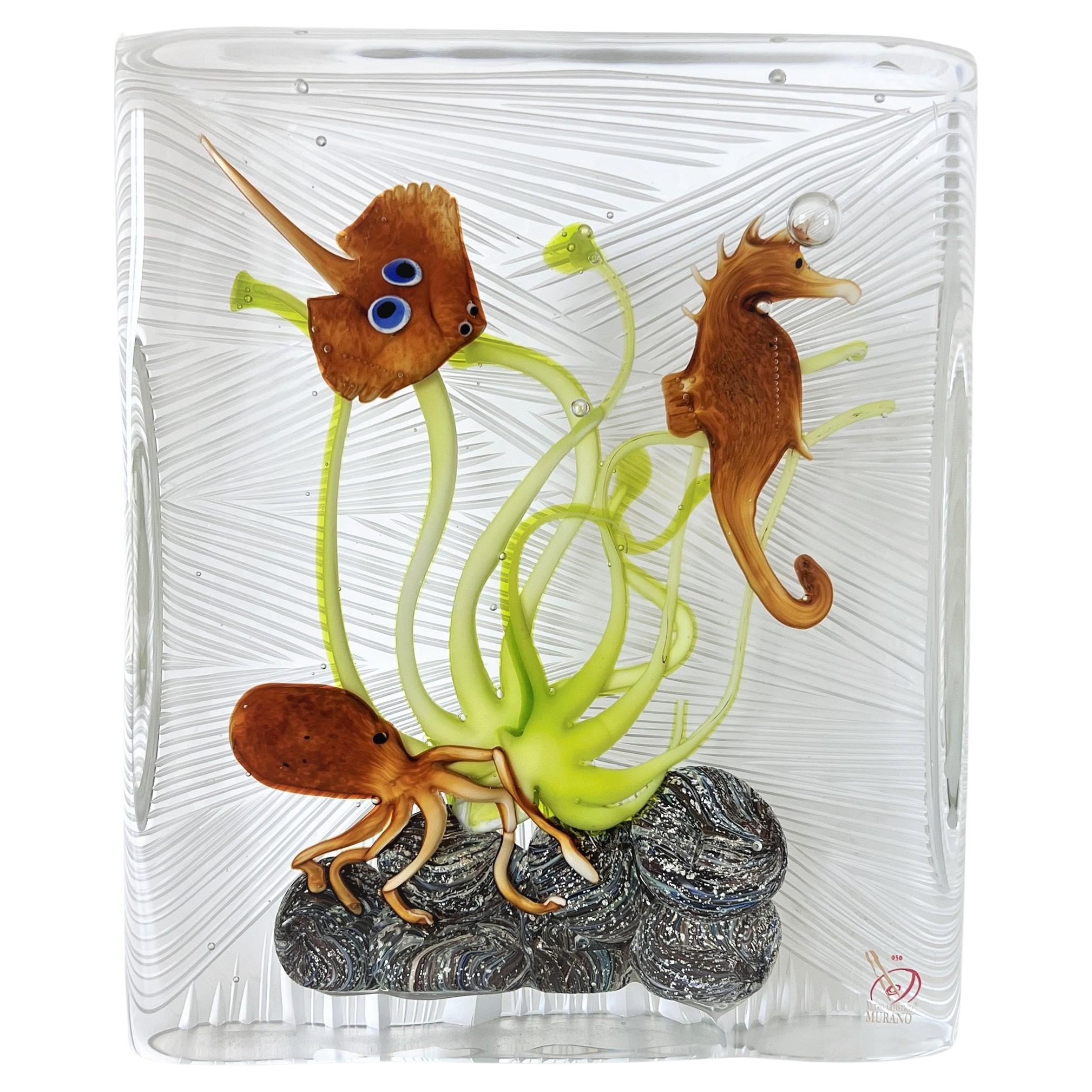 Aquarium italien en verre de Murano avec animaux de la mer, signé en vente