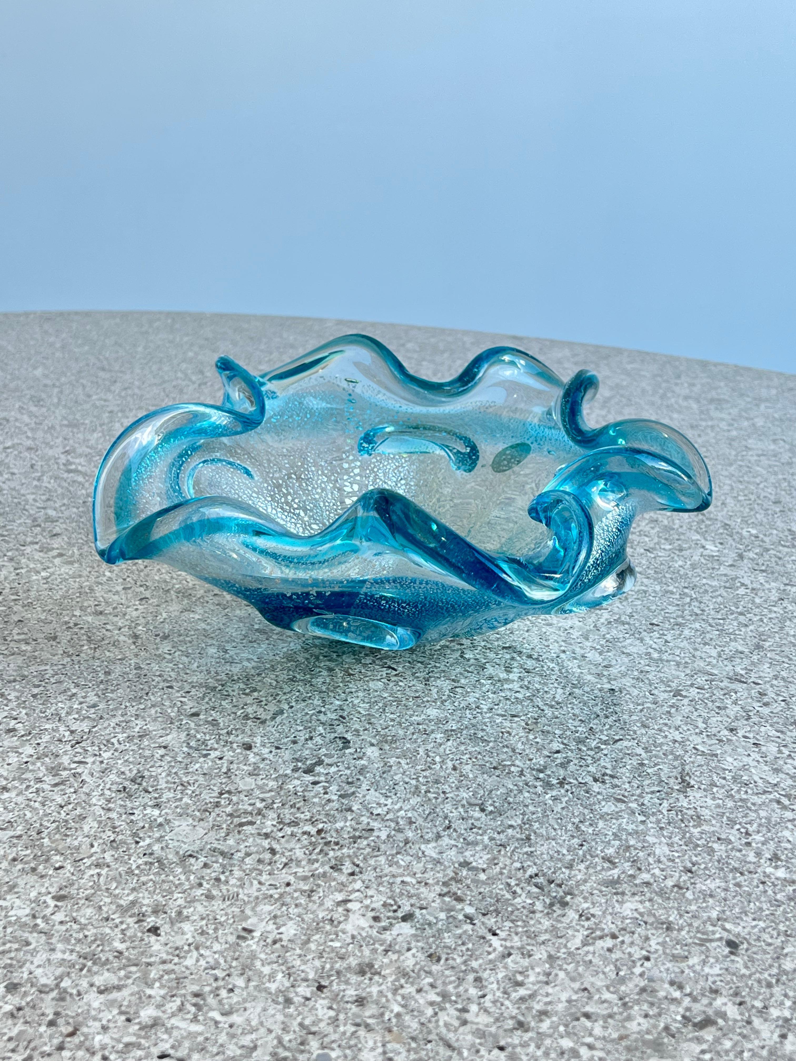 Blue ashtray in Murano by Saguso 1960.
Sommerso Ashtray with beautiful blue spiral inisde.
 