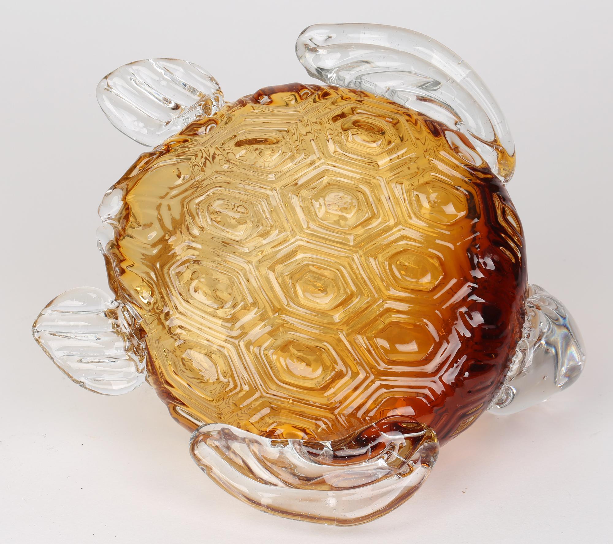Tortue moderne italienne en verre soufflé creux, attribuée à Murano, datant de la fin du 20e siècle. La tortue a un corps en verre ambré avec un motif d'écailles moulé et appliqué avec des membres et une tête en verre clair. La tortue constitue une