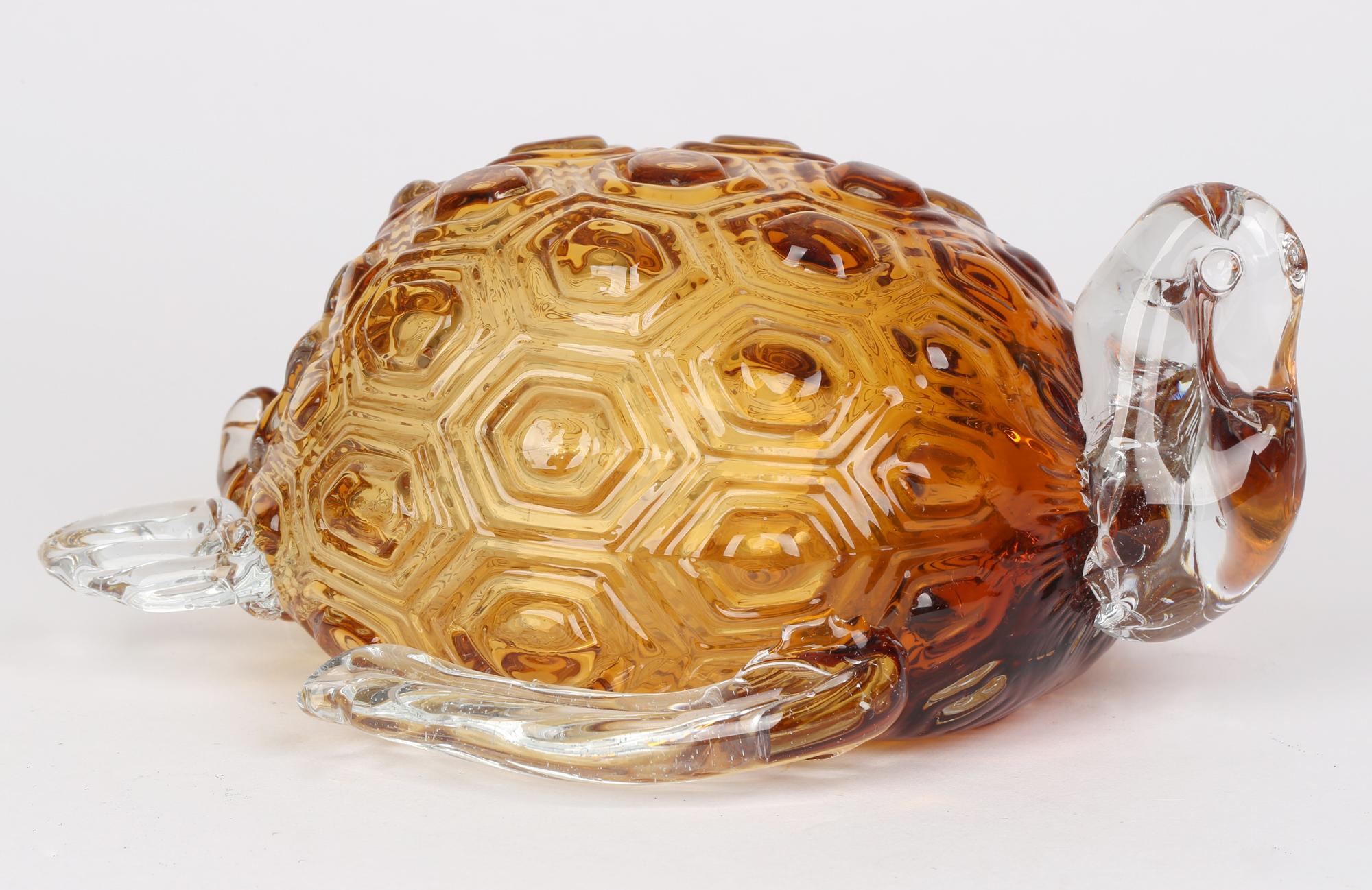 Verre de Murano italien attribué à une tortue en verre ambré soufflé creux en vente 1