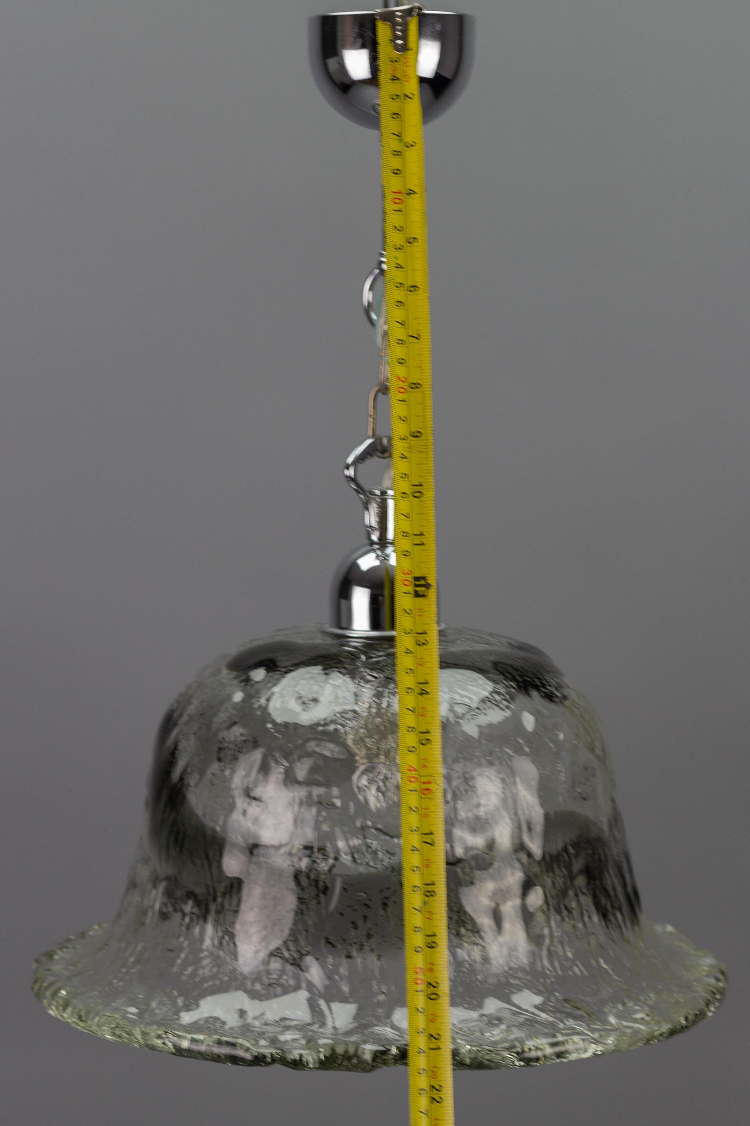 Italienische Hängeleuchte aus geschmolzenem Muranoglas in Glockenform aus Iced Glass und Chrom, 1970er Jahre im Angebot 5