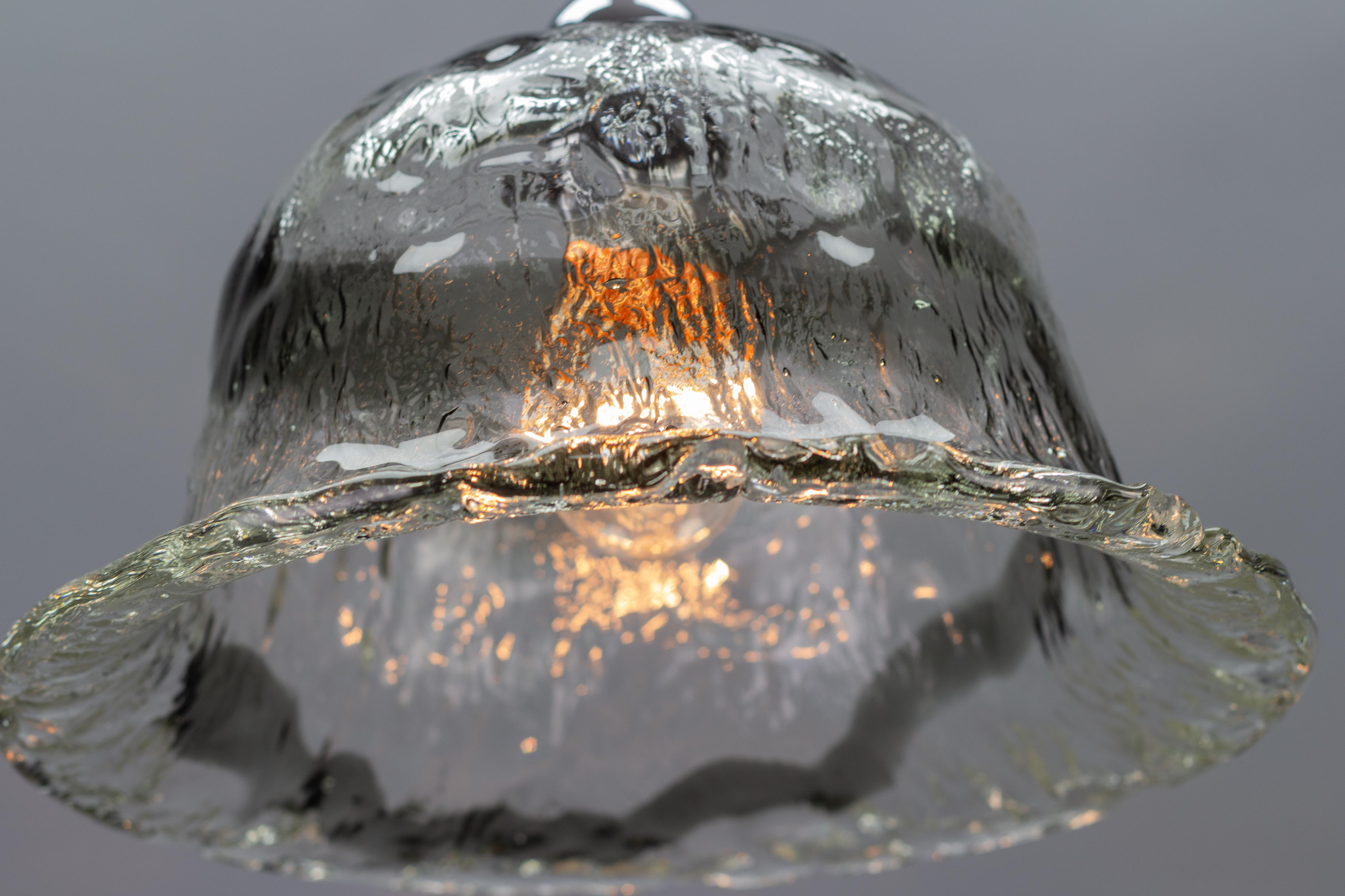 Italienische Hängeleuchte aus geschmolzenem Muranoglas in Glockenform aus Iced Glass und Chrom, 1970er Jahre (Metall) im Angebot