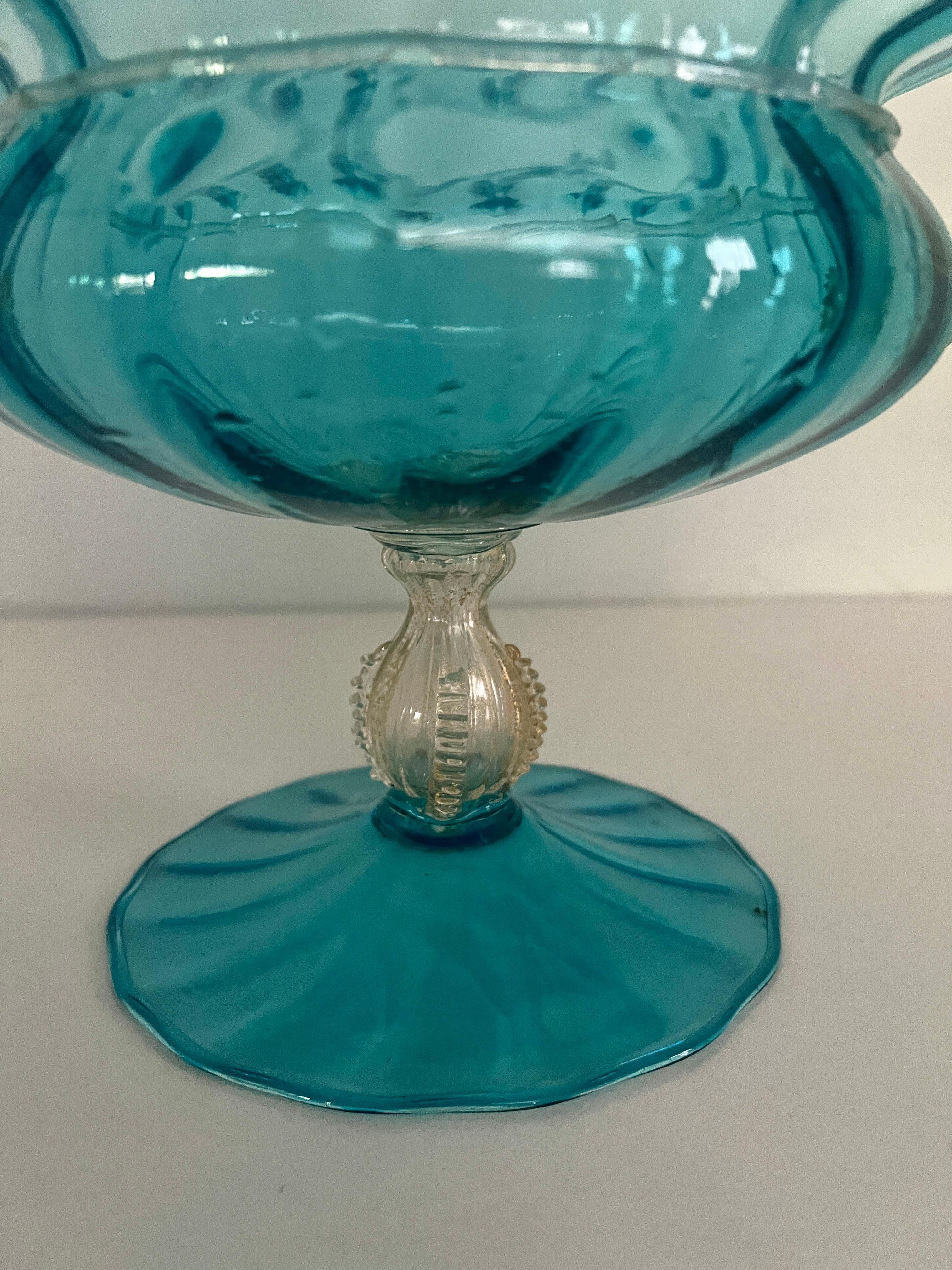 Ciotola con piede in vetro di Murano blu con manici e piedistallo in oro in vendita 2