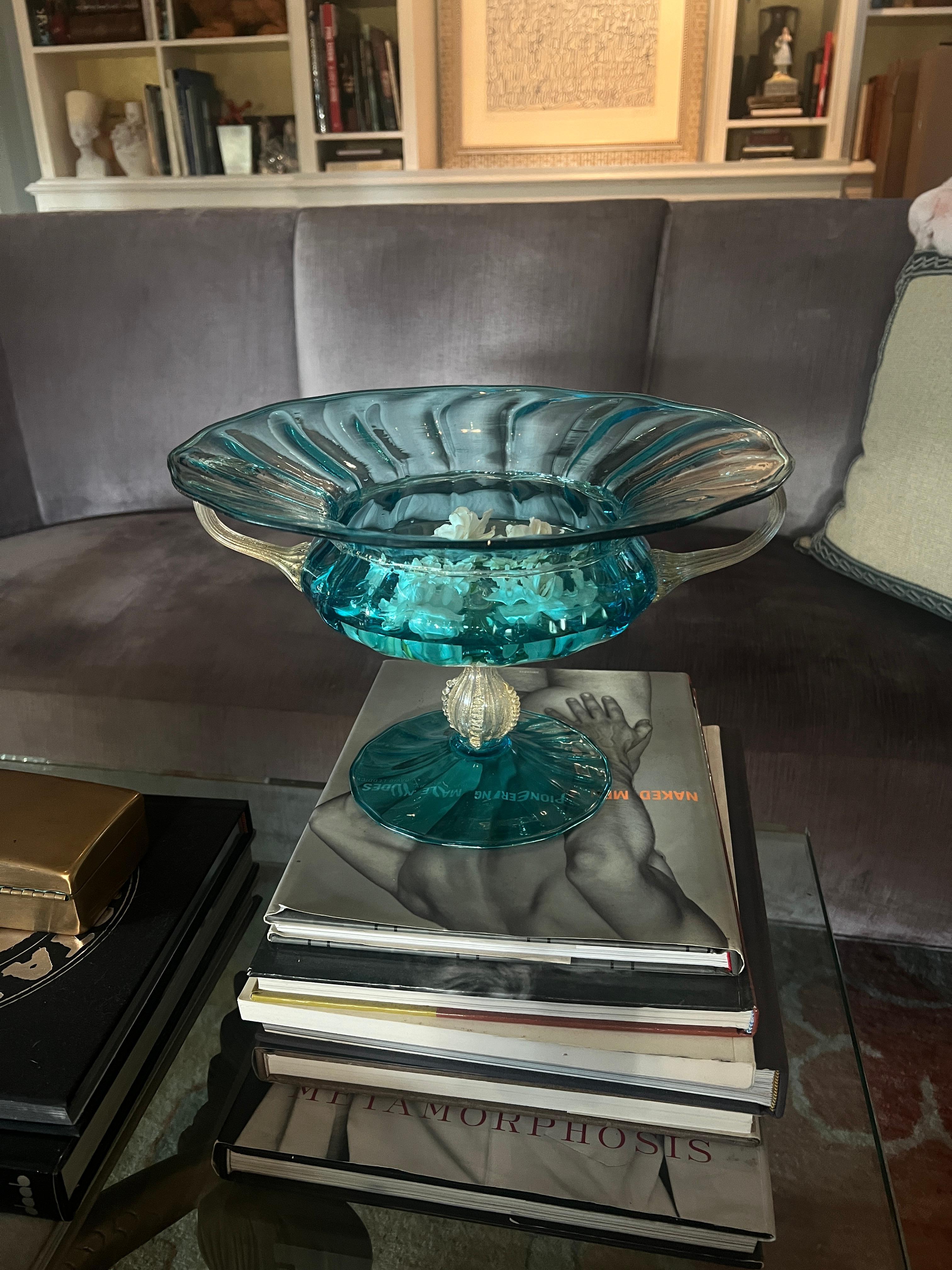 Mid-Century moderno Ciotola con piede in vetro di Murano blu con manici e piedistallo in oro in vendita