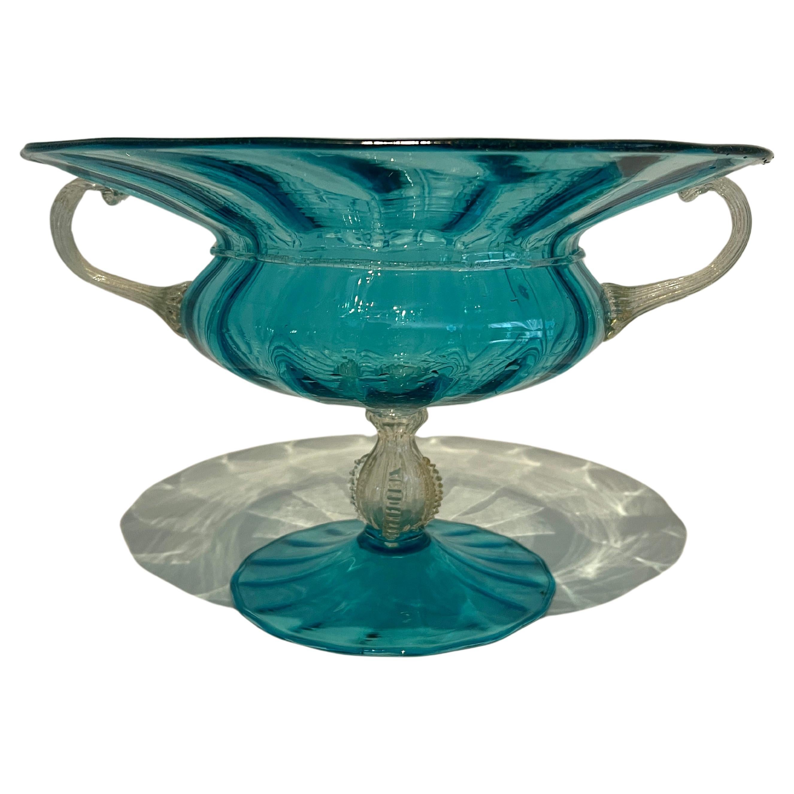 Italiano Ciotola con piede in vetro di Murano blu con manici e piedistallo in oro in vendita
