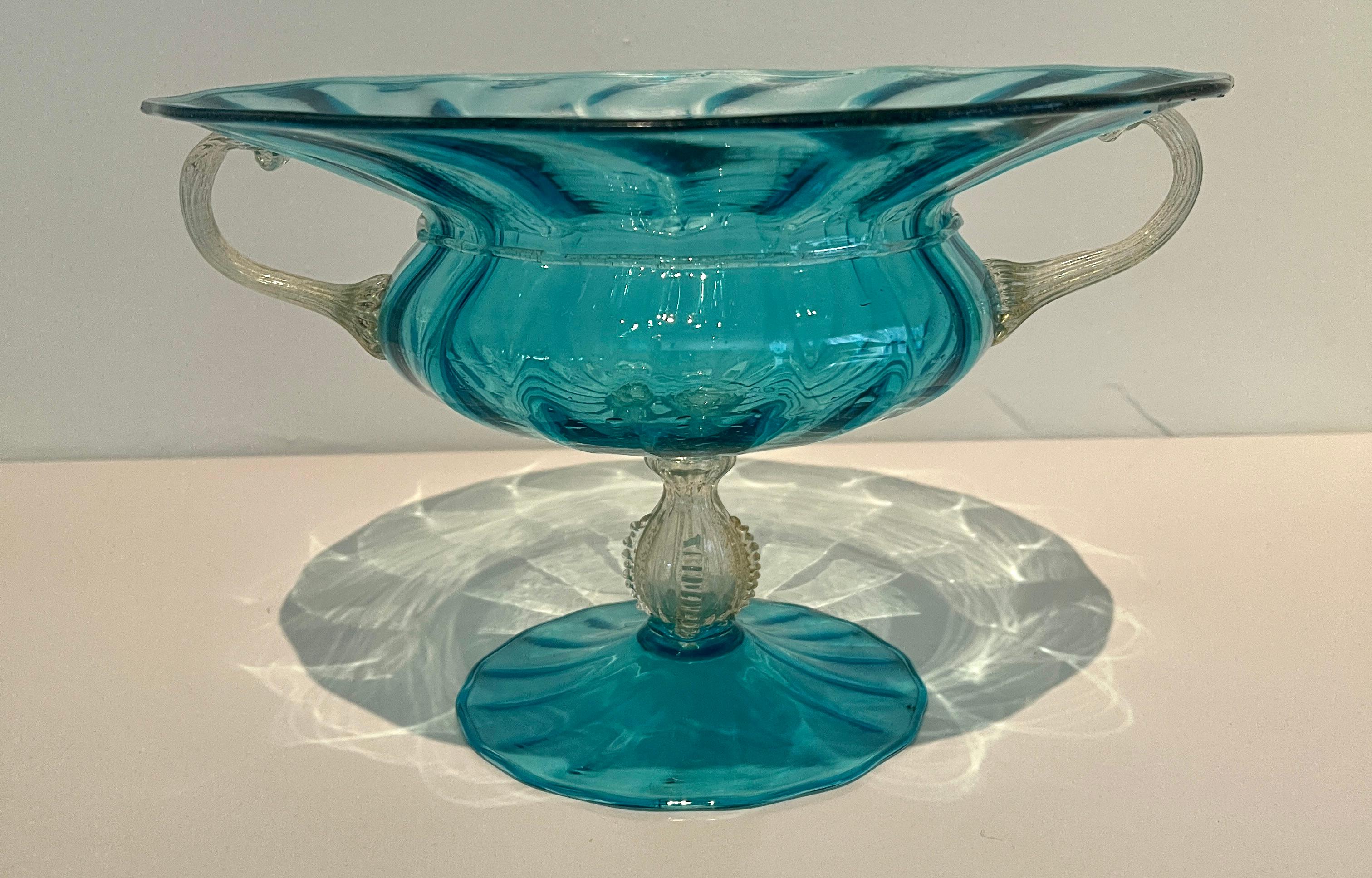 Oro Ciotola con piede in vetro di Murano blu con manici e piedistallo in oro in vendita
