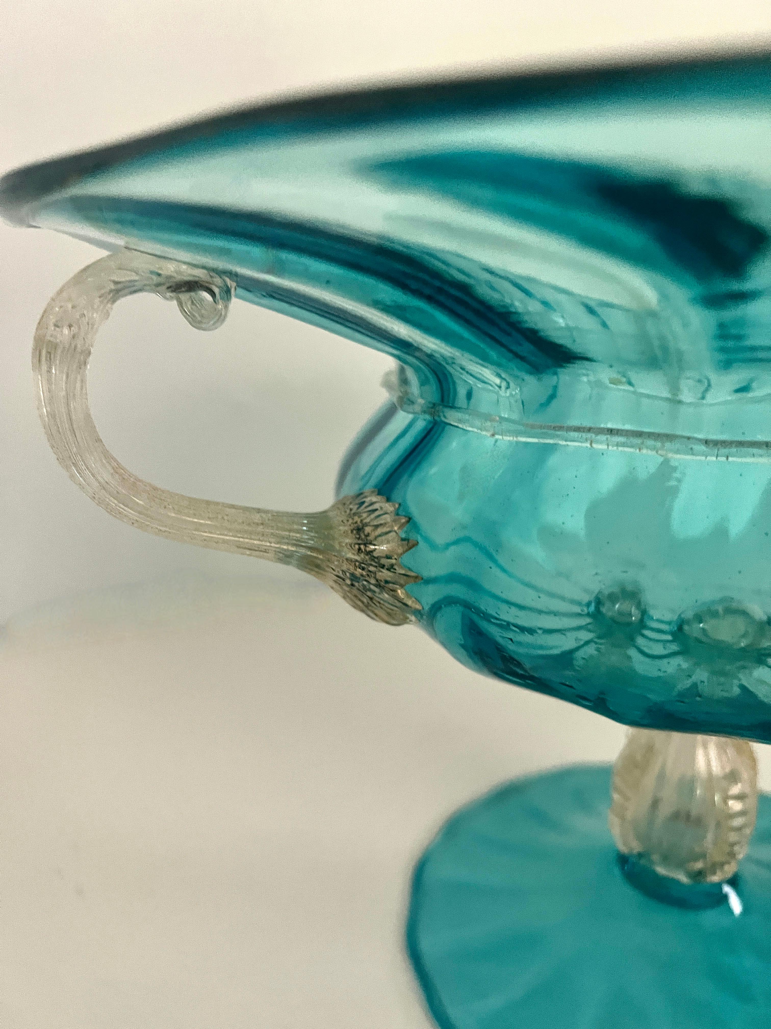 Ciotola con piede in vetro di Murano blu con manici e piedistallo in oro in vendita 1