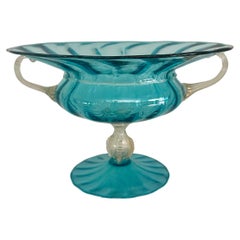Cuenco de pie azul de cristal de Murano italiano con asas y pedestal dorados