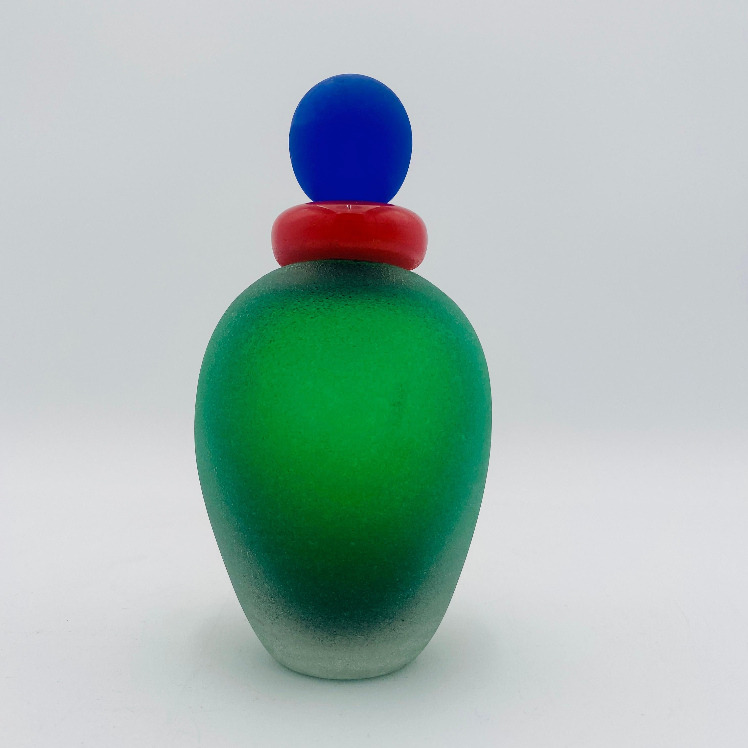 An early 1980s Venetian bottle in Frosted Murano glass in a vibrant orange and emerald green with an elegant, sophisticated stopper worked with the frosted technique adds an intriguing side to this decorative object, typical of the work by Franco
