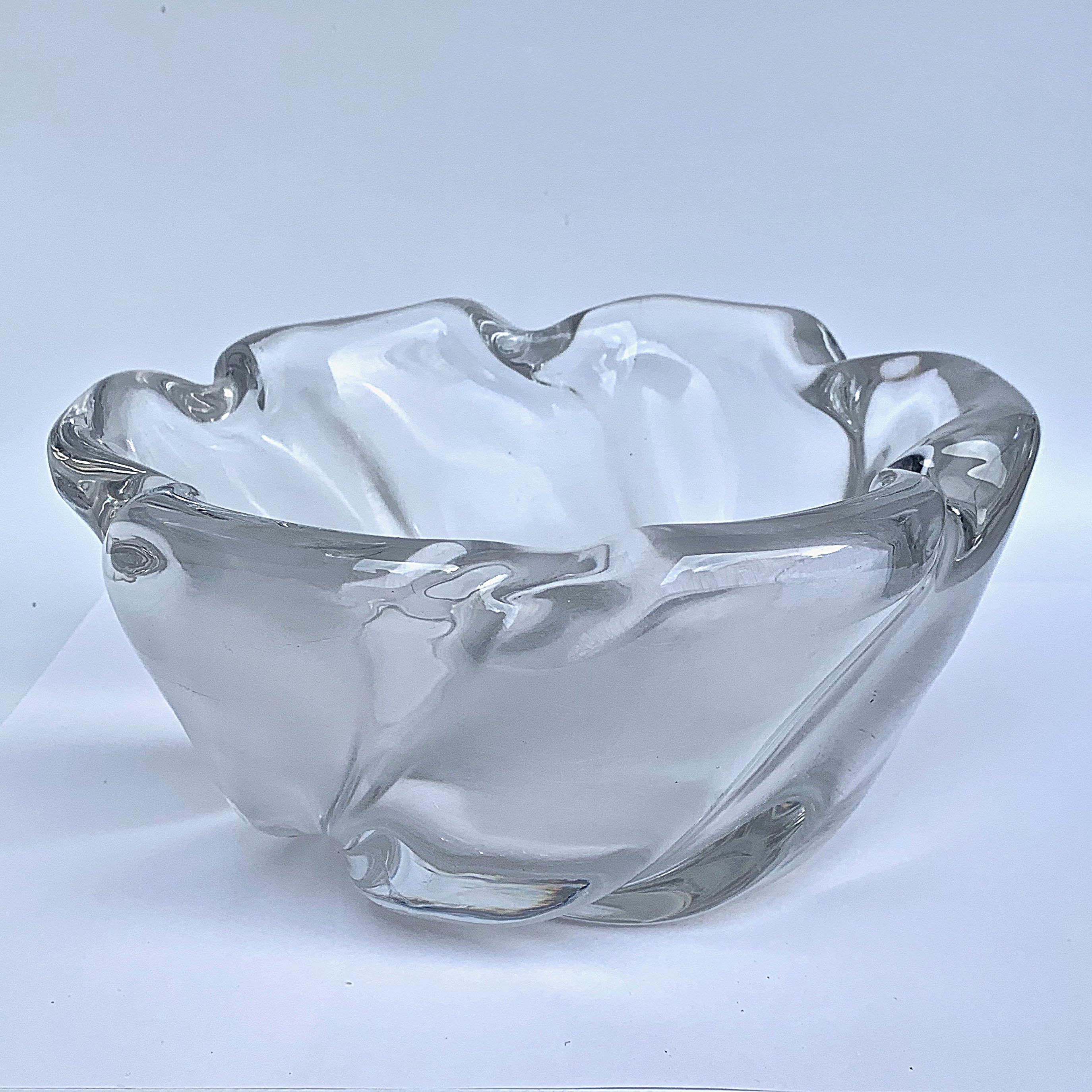 Splendid and heavy centerpiece in Murano artistic glass. The bowl is a true piece of art created by the master's hand - Produced in Murano, Italy, in the 1950s. On the underside there are slight scratches (please see the image). Large glass