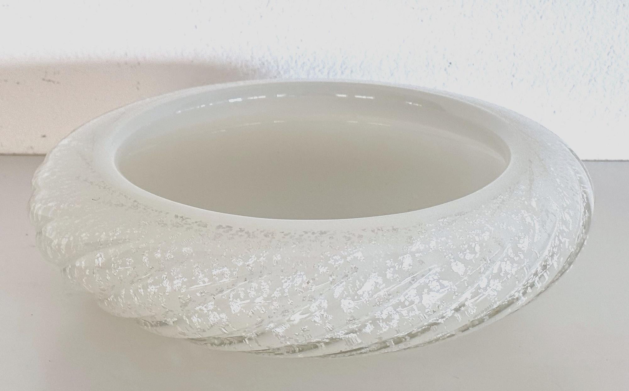 Italian Bowl or Vide-Poche in Murano Twisted Glass with Shimmering, 1970s

Beautiful glass bowl made of shiny, twisted Murano glass using a two-tone technique.
The color of the glass is snow-white inside, and transparent outside with silver glitter