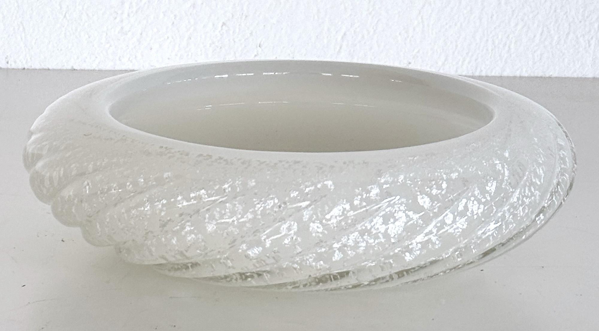 Italian Murano Glass Bowl or Vide-Poche in Twisted Glass with Shimmering, 1970s In Good Condition For Sale In Morazzone, Varese