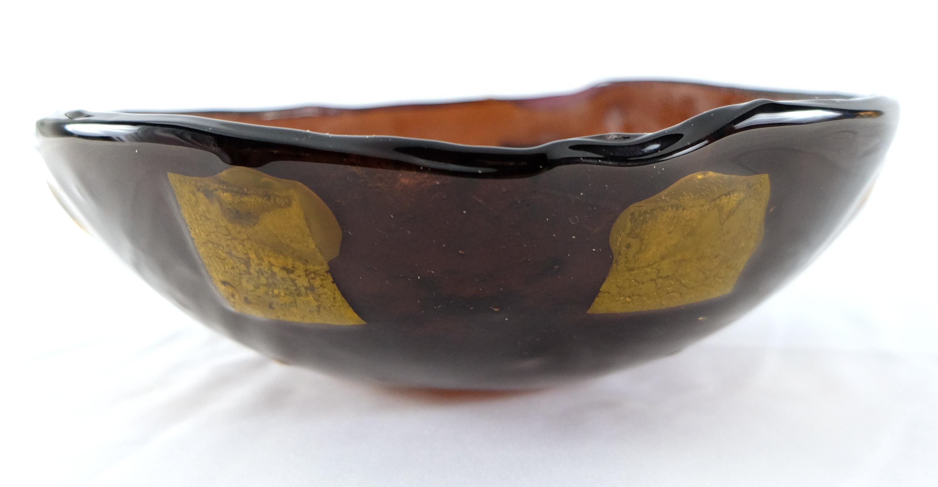 Italian Murano Glass Bowl with Gold Leaf Accents In Excellent Condition In Miami, FL