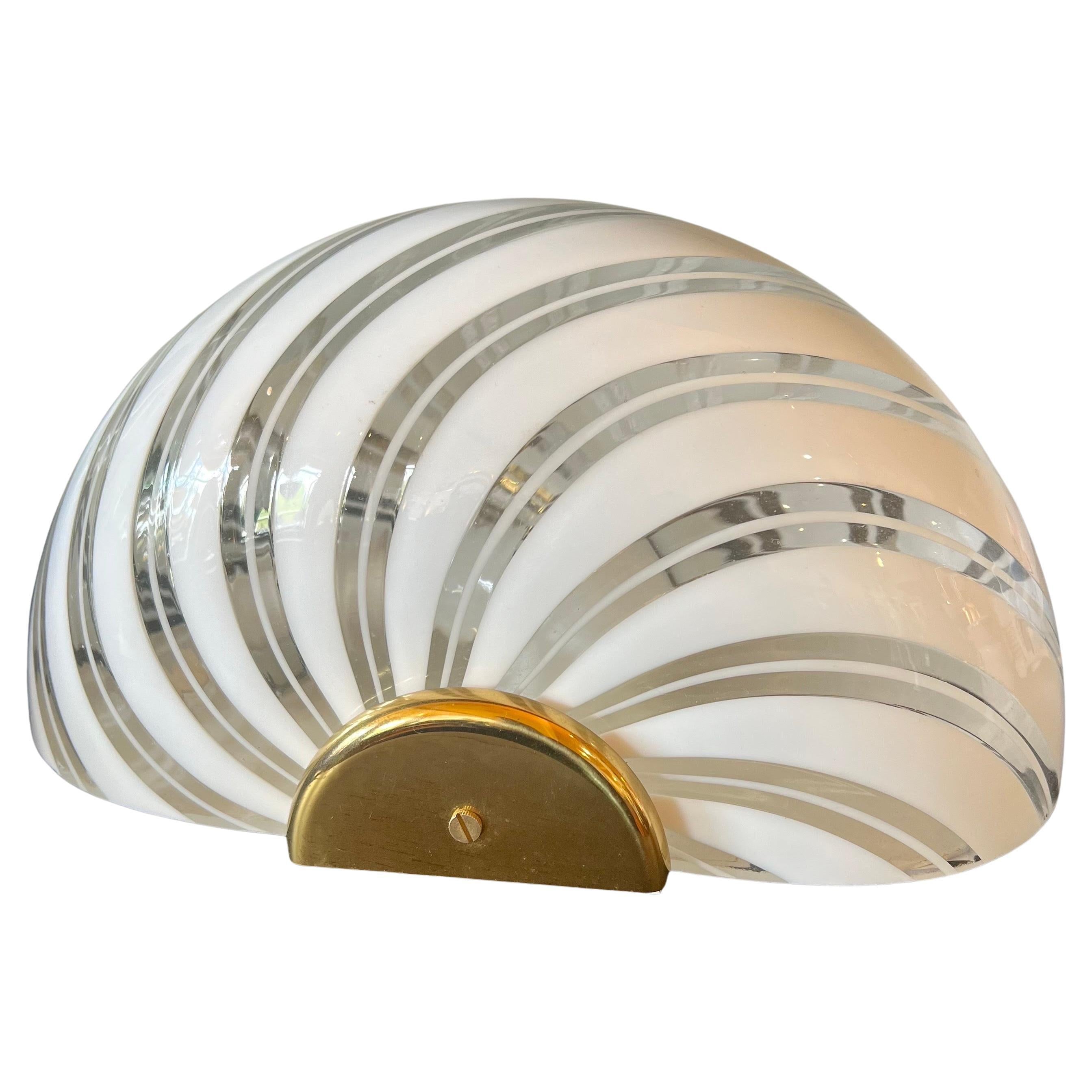 Post-Modern Italian Murano Glass & Brass Spiral Shell Wall / Table Sconce Lamp For Sale