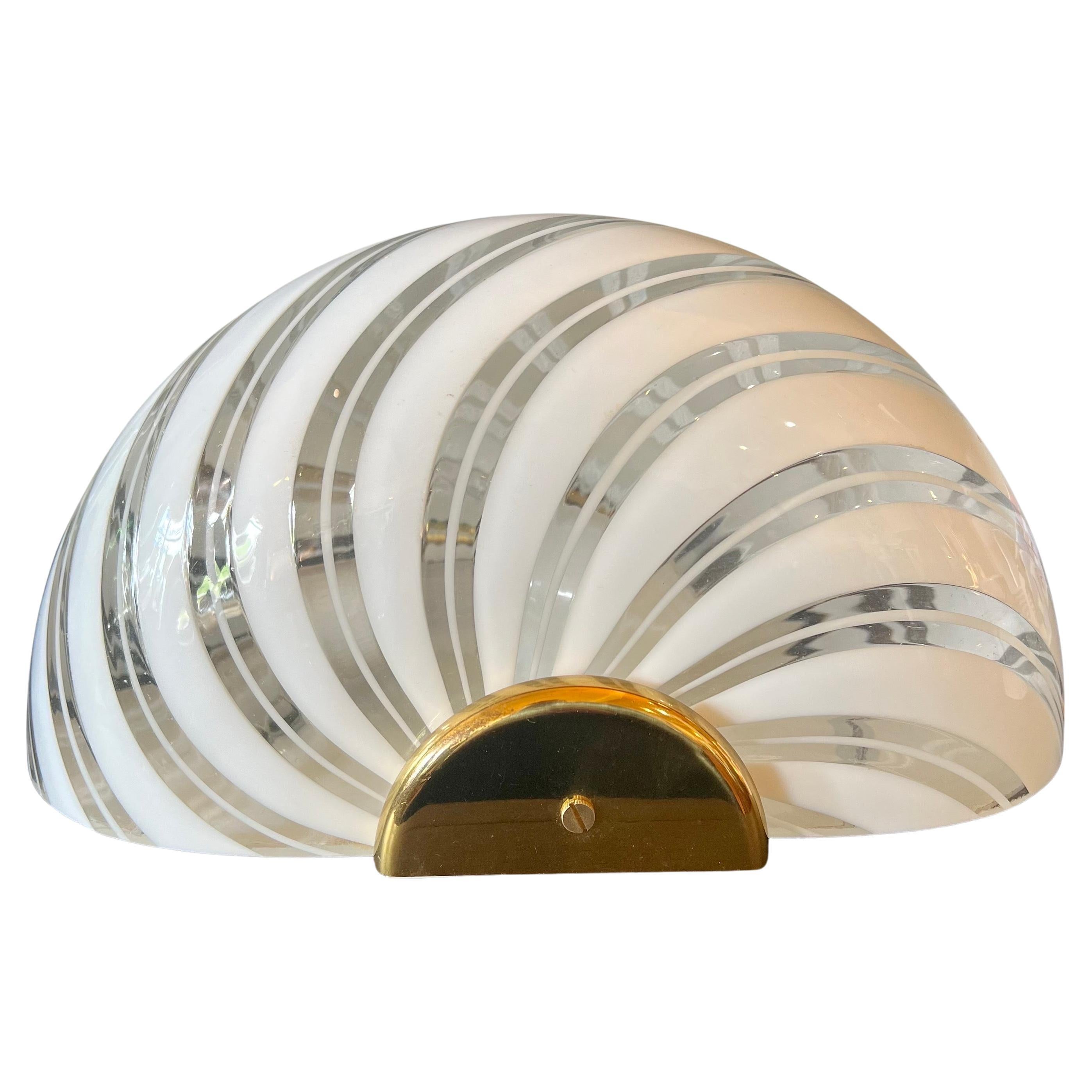 Italienisches Muranoglas & Messing Spirale Shell Wand / Tisch Wandleuchte im Angebot