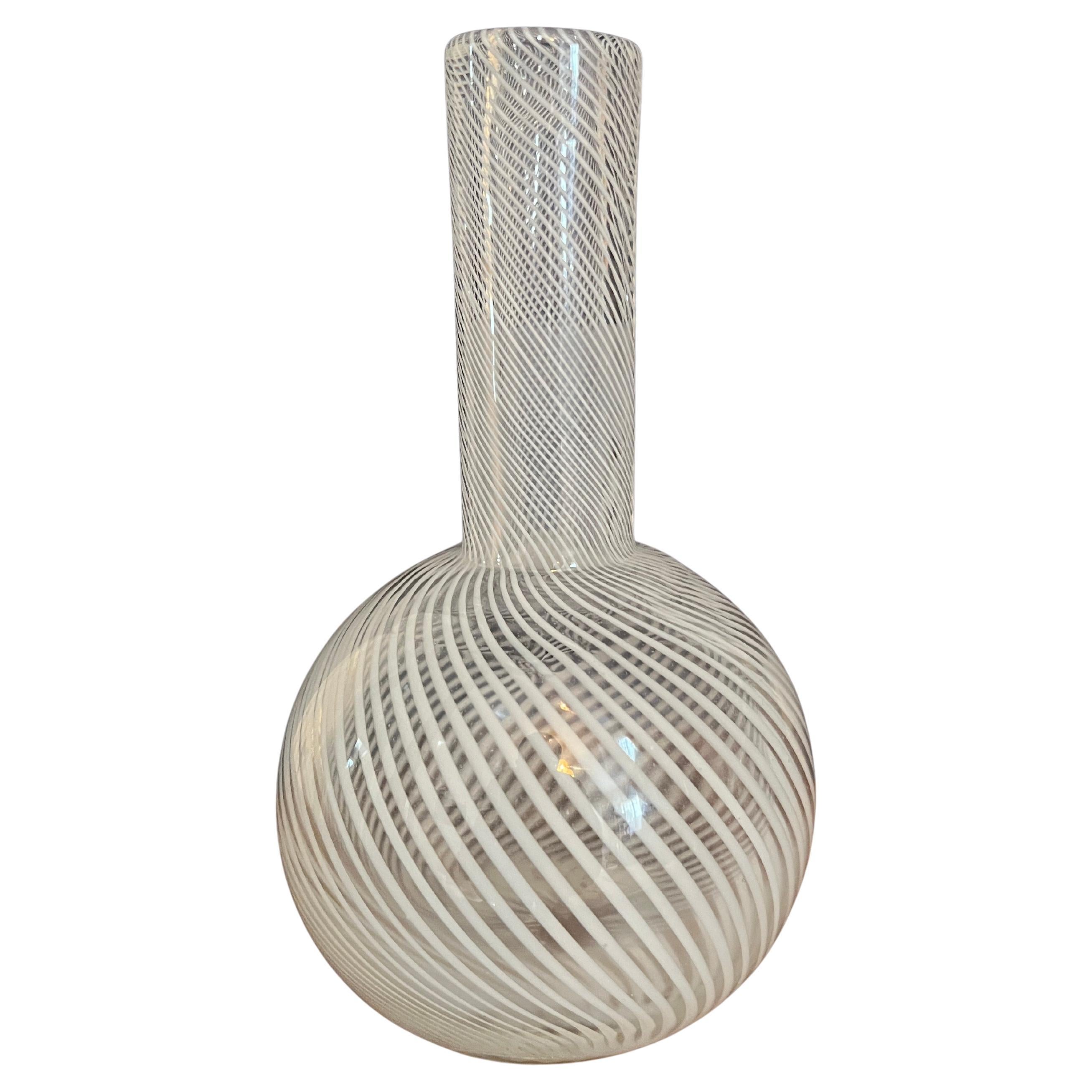 Vase à bourgeons en verre italien de Murano avec technique de verre à ruban en vente