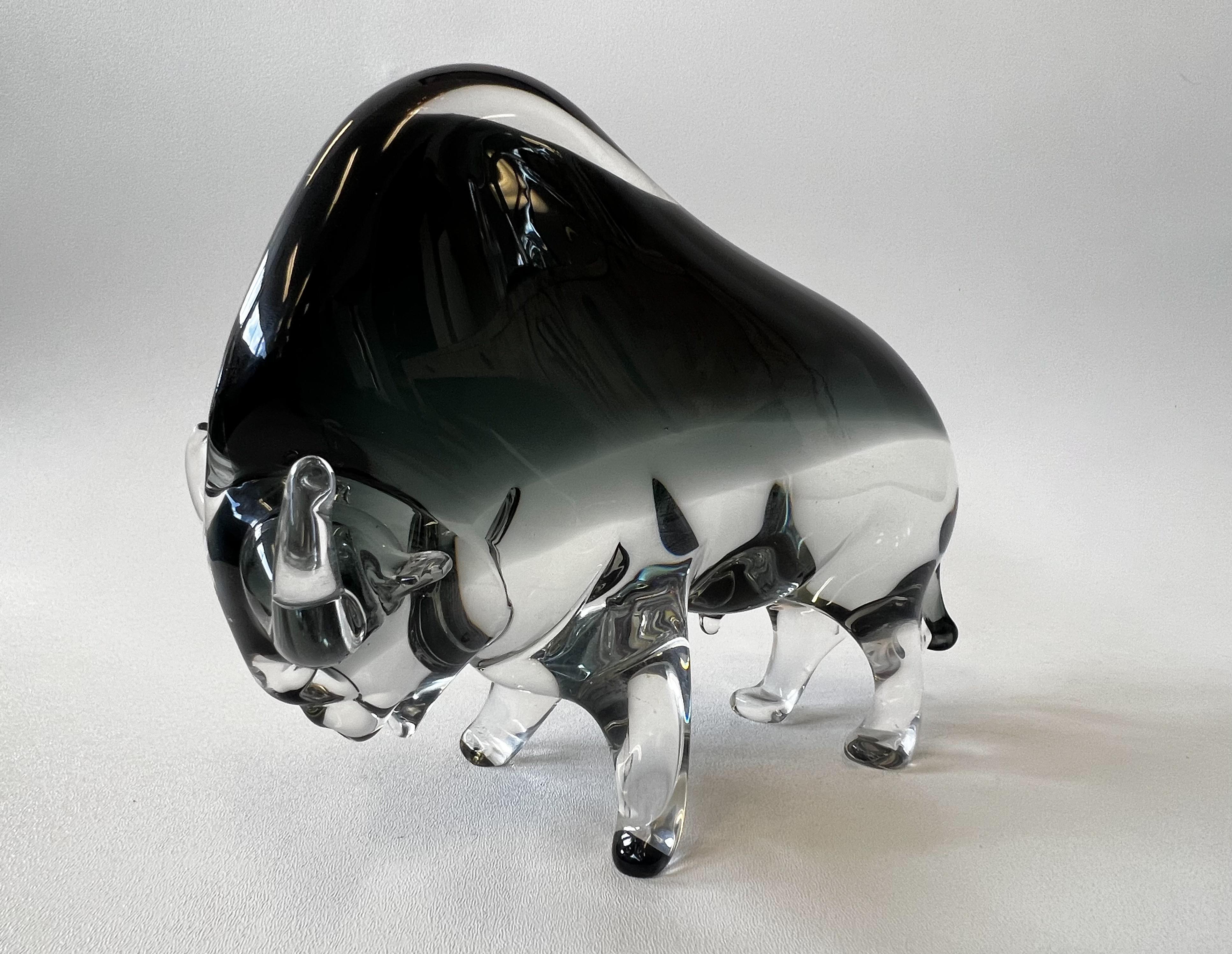 Große Stier-Skulptur aus italienischem Murano-Glas von Franco Bottaro aus den 1980er Jahren.
Handgeblasen mit klarem und rauchigem Glas.
Signiert Bottaro Murano. 

Abmessungen: 11,5