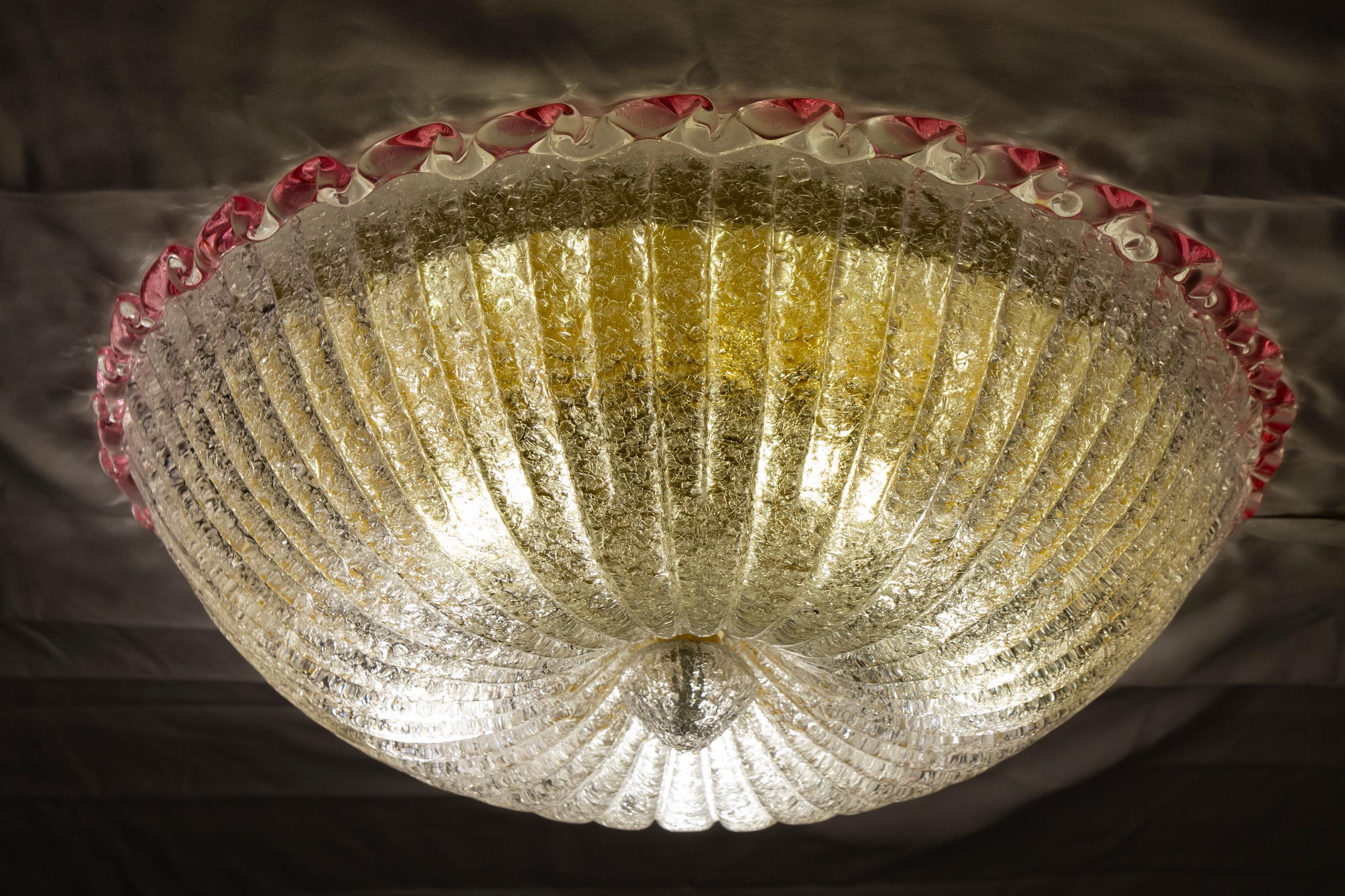 Erstaunliche Deckenleuchte aus italienischem Murano-Glas  mit rosa Randverzierung. 
 Es sind 3 Glühbirnen E 14 vorhanden.
