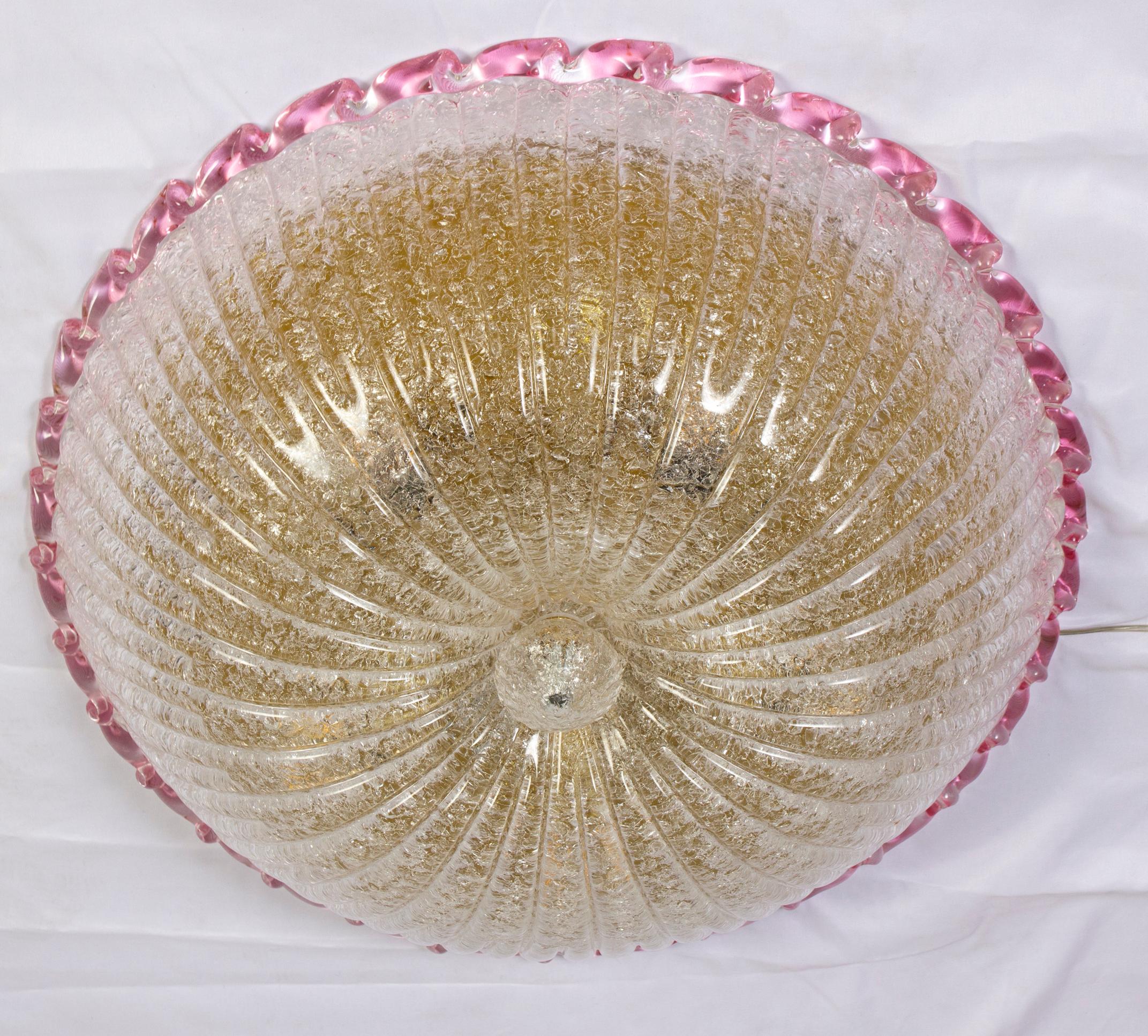 Italienische Murano Glas Deckenleuchte oder Flush Mount  mit rosa Umrandung (Moderne der Mitte des Jahrhunderts) im Angebot