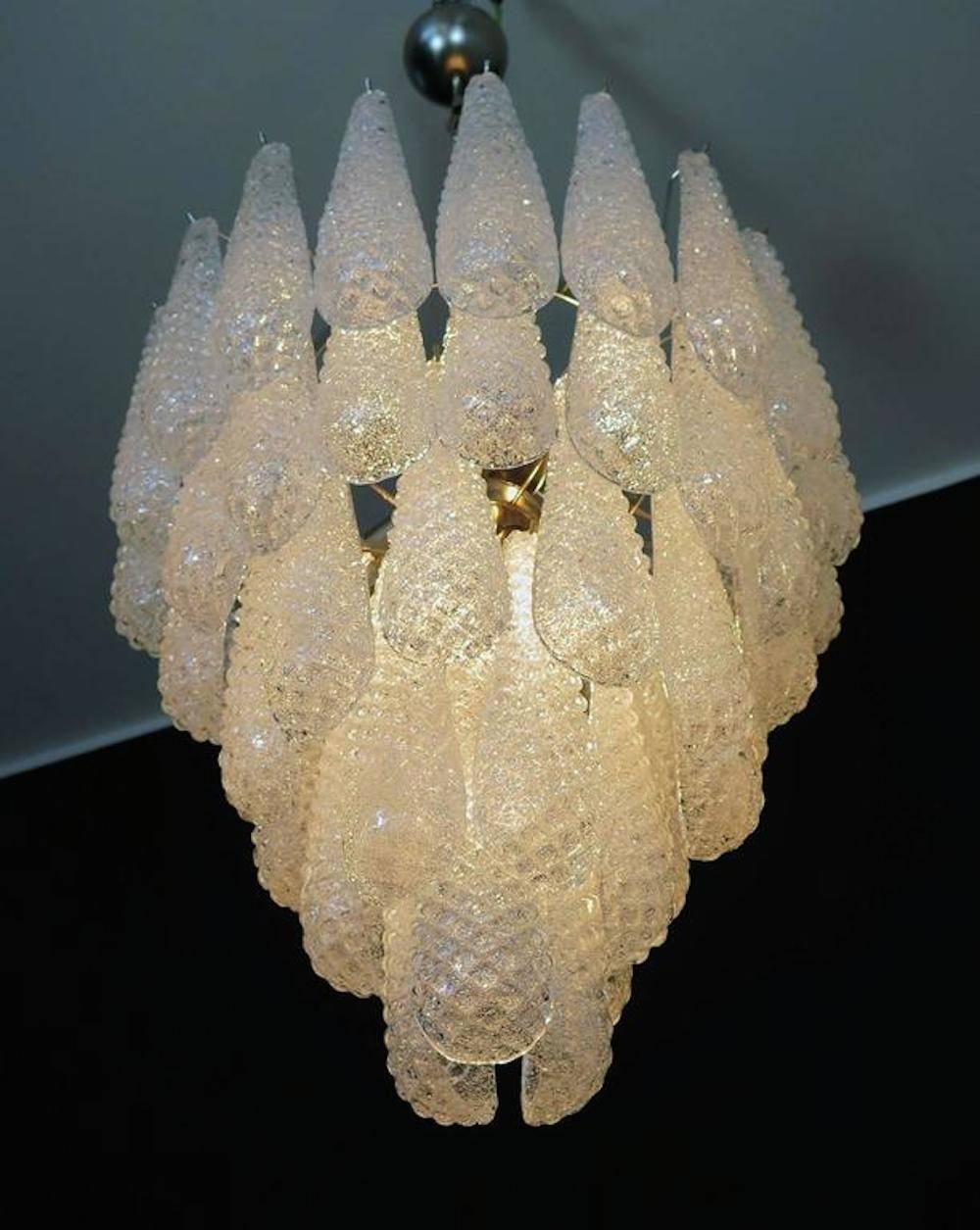 Riesiger italienischer Murano-Kronleuchter aus 52 Glasblättern (transparentes Kristall, außen glatt, mit
Kristallpulver und dann innen aufgeraut.) in einem Chromrahmen.
Zeitraum: 1970er-1980er Jahre.
Abmessungen: 55,10 Zoll (140 cm) Höhe mit Kette;