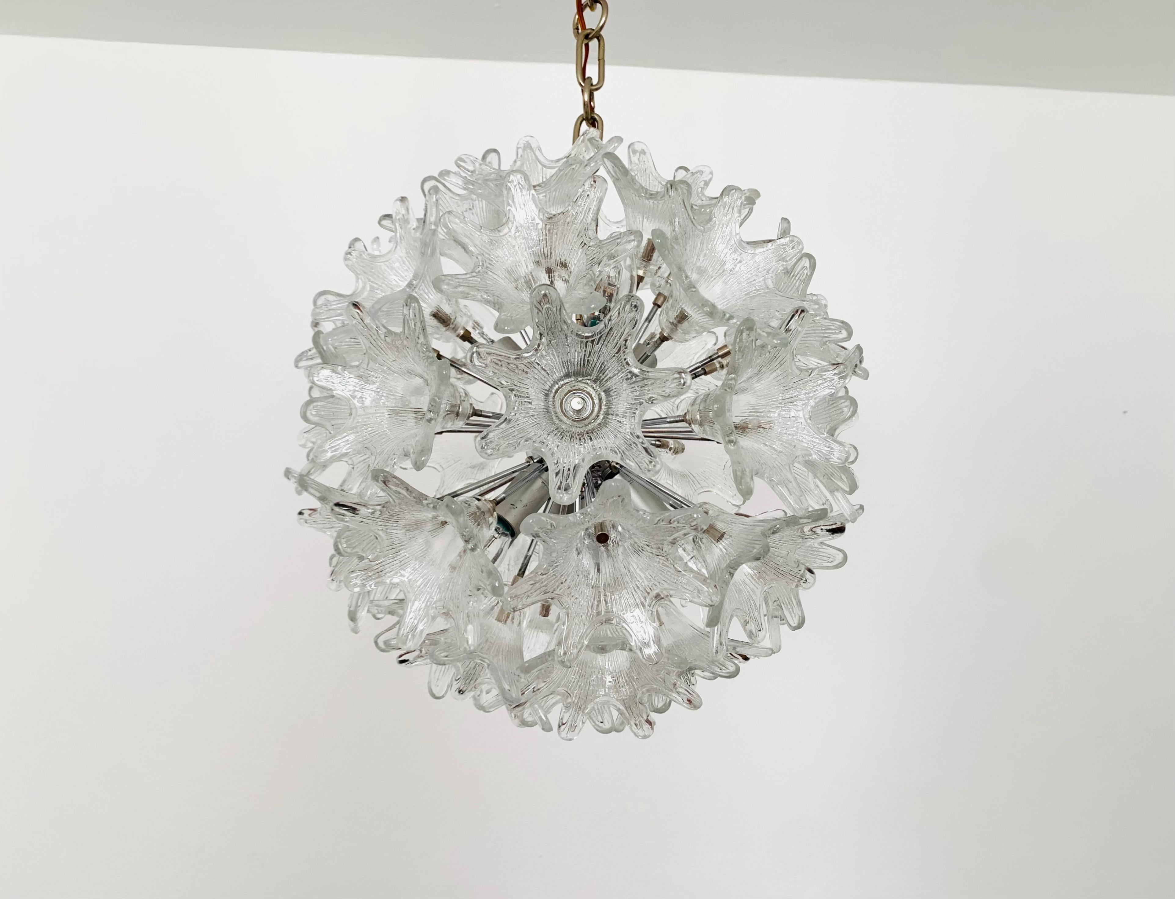 Wonderful Italian Murano glass chandelier by Paolo Venini from the 1960s.
Extraordinarily successful design and very high-quality workmanship.
The 41 flowers create a spectacular play of light in the room.

Design: Paolo Venini
Manufacturer: