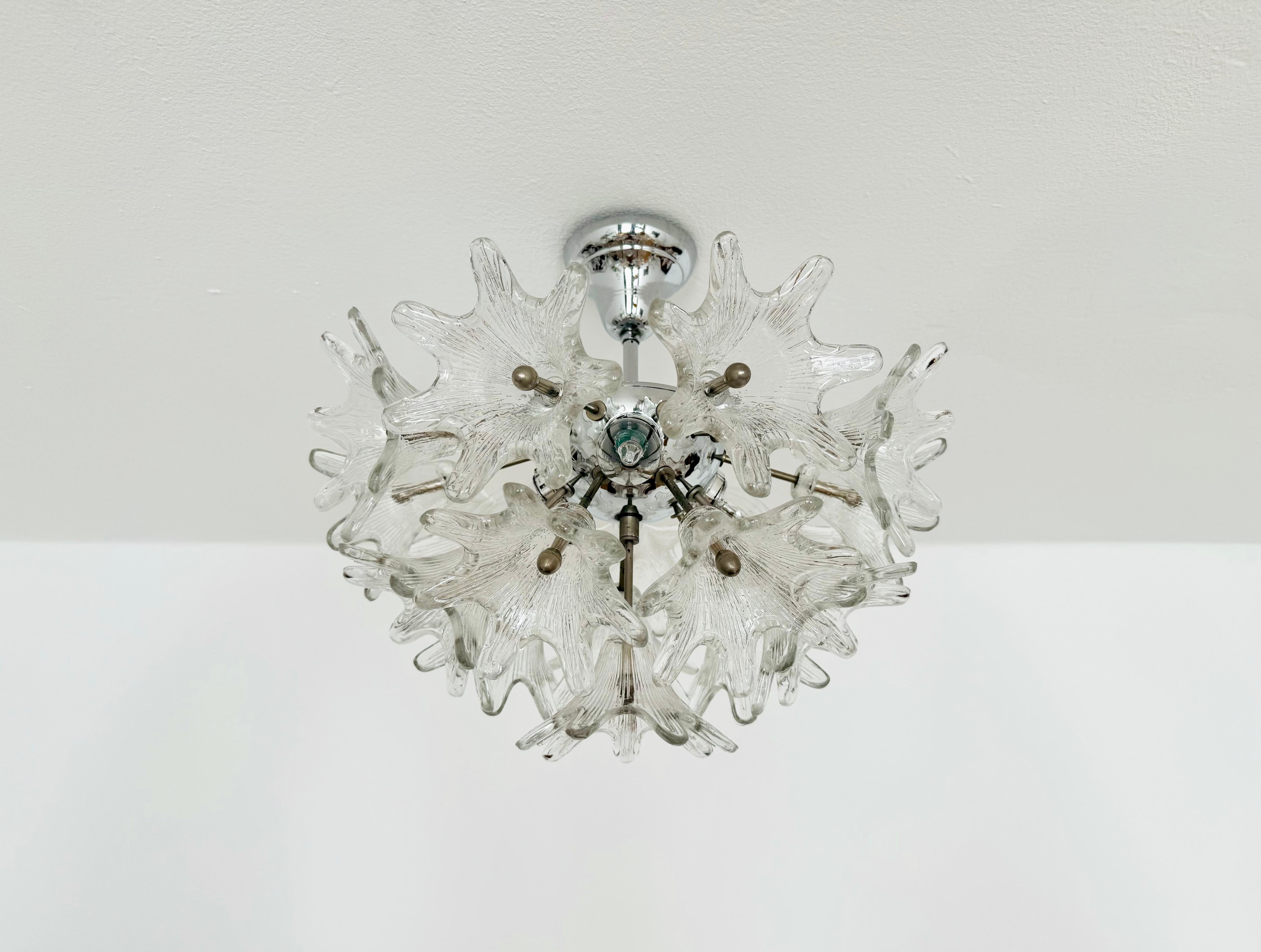 Wonderful Italian Murano glass chandelier by Paolo Venini from the 1960s.
Extraordinarily successful design and very high quality workmanship.
The 17 flowers create a spectacular play of light in the room.

Design: Paolo Venini
Manufacturer: