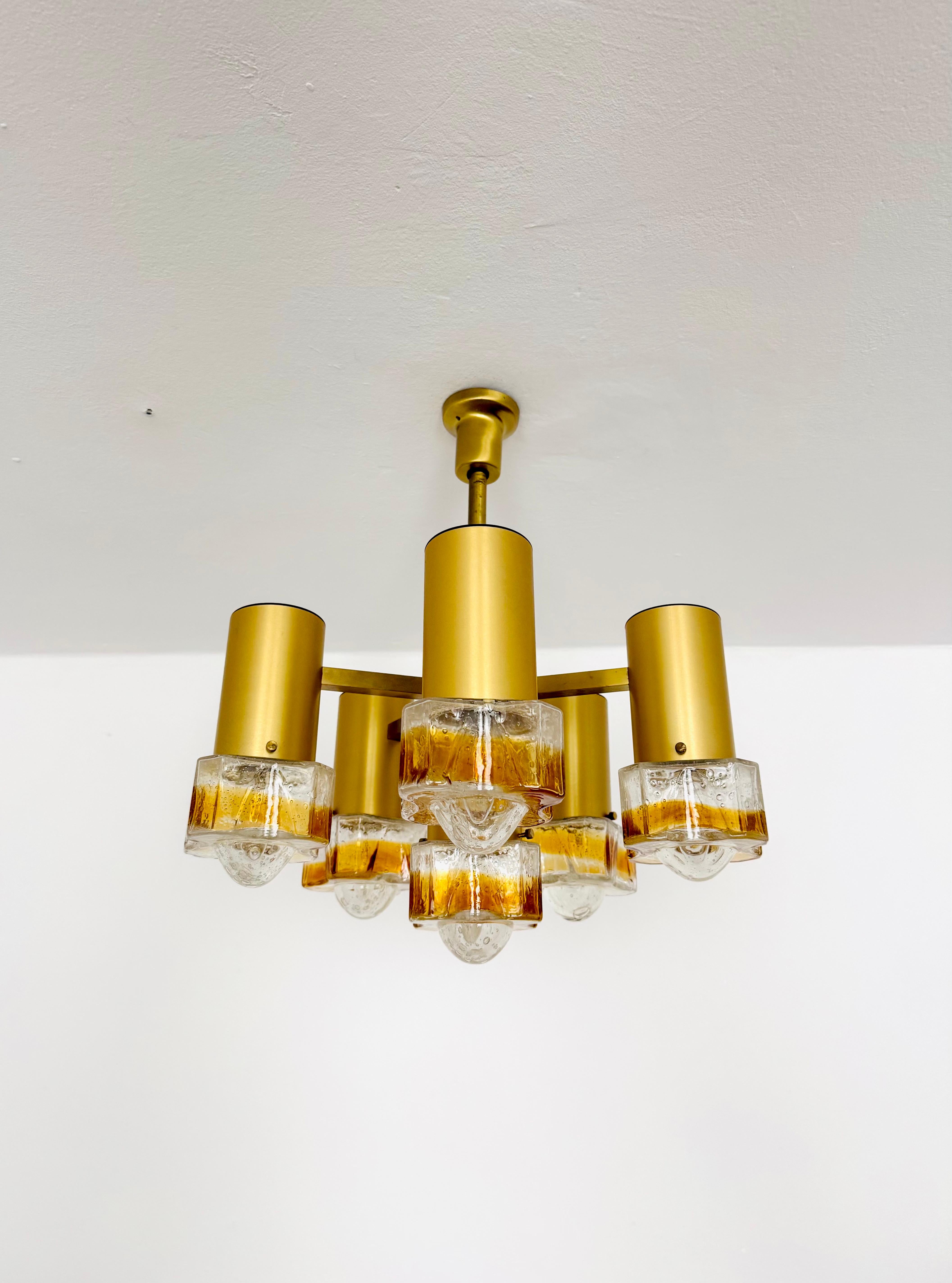 Splendida lampada da soffitto italiana degli anni '60.
Gli elementi in vetro di Murano, dalle forme meravigliose, creano un effetto di luce straordinariamente scintillante.
Una lavorazione di altissima qualità e un vero e proprio colpo d'occhio per
