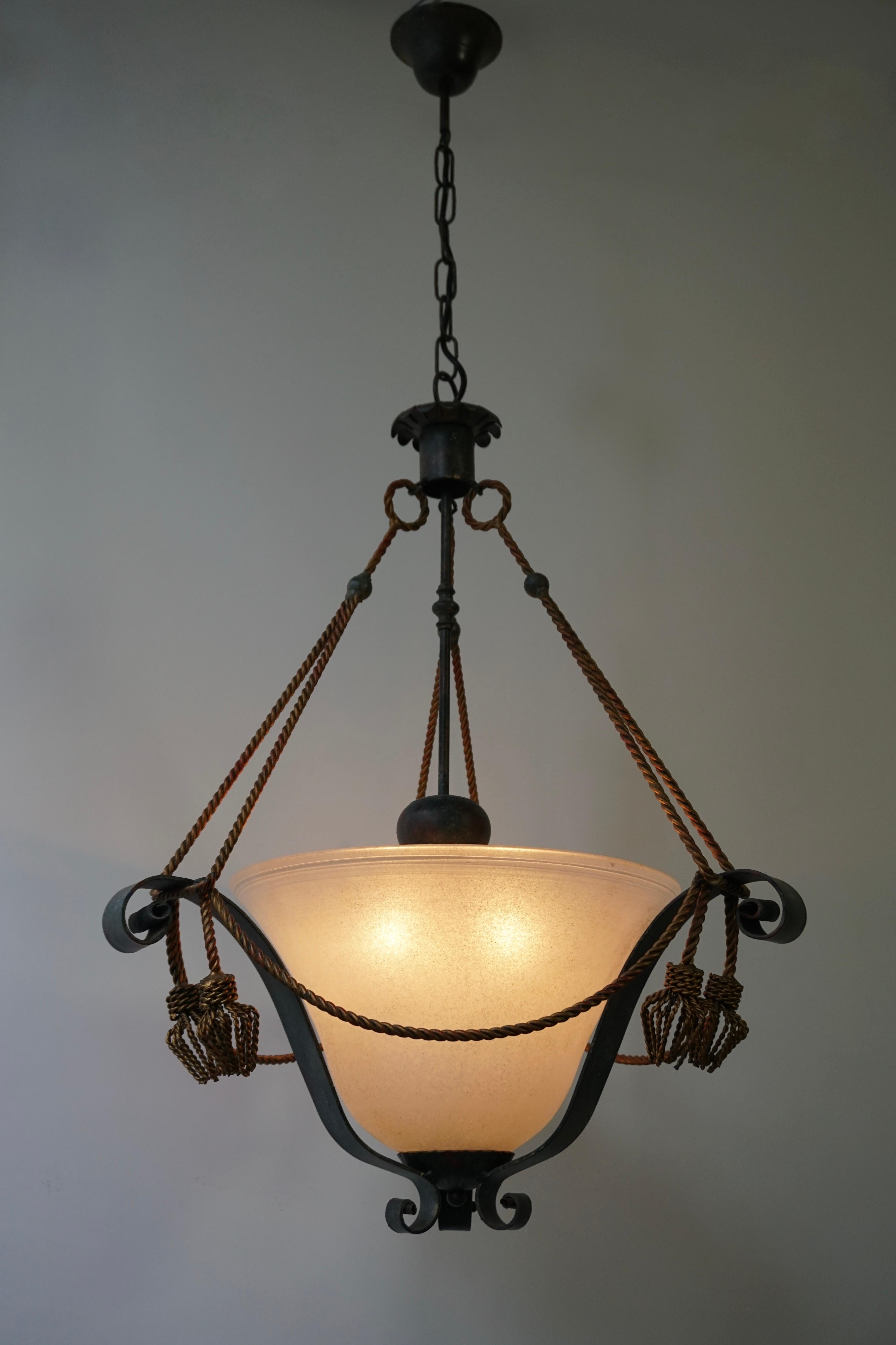 Italian pendant light in glass and metal.
Diameter 53 cm.
Height fixture 70 cm.
Total height with chain 110 cm.