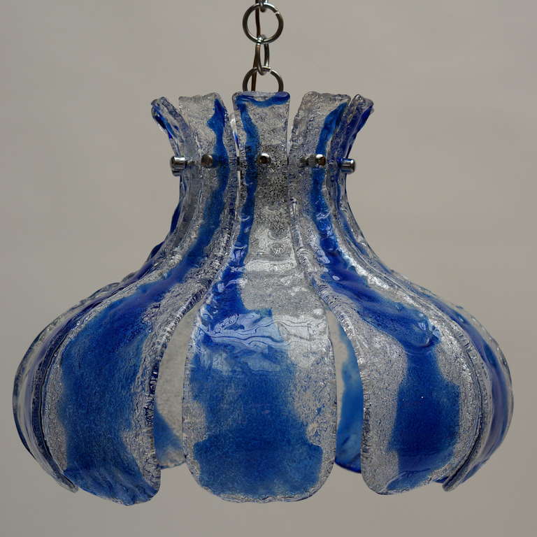 Lampe pendante italienne en verre de Murano.
Hauteur totale avec la chaîne : 110 cm.
Diamètre 50 cm.
Hauteur de l'appareil 40 cm.